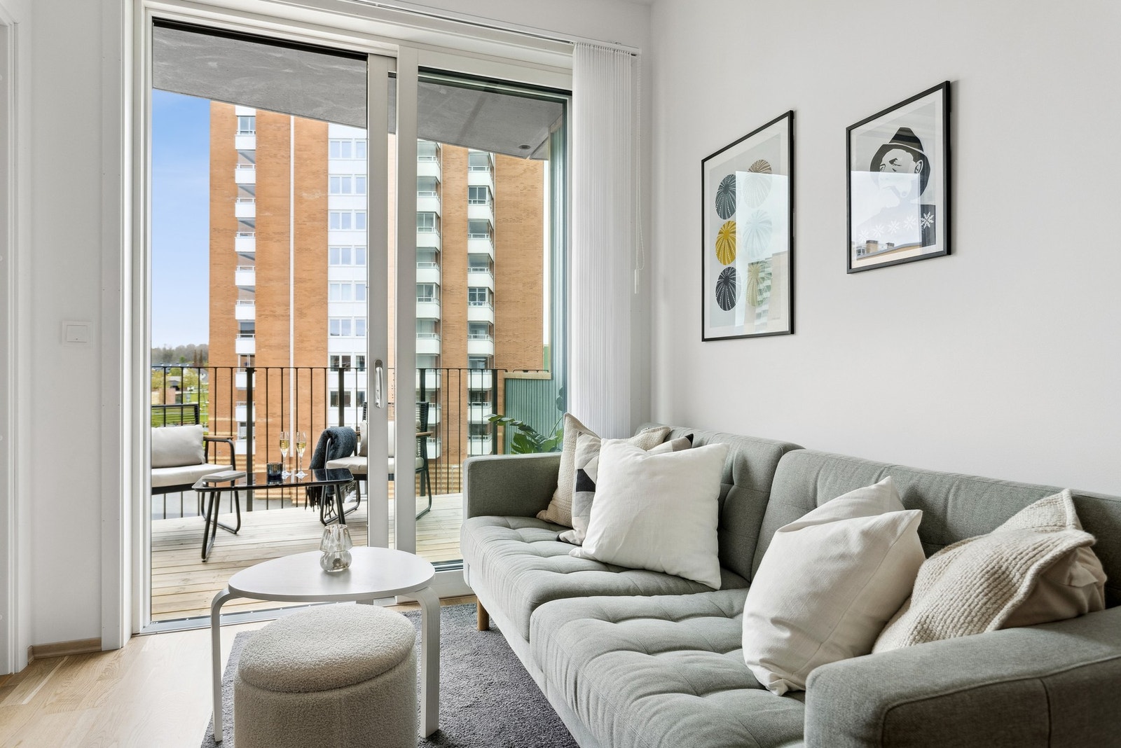 Parkeringsplass i garasjeanlegg medfølger leiligheten. Galleribilde