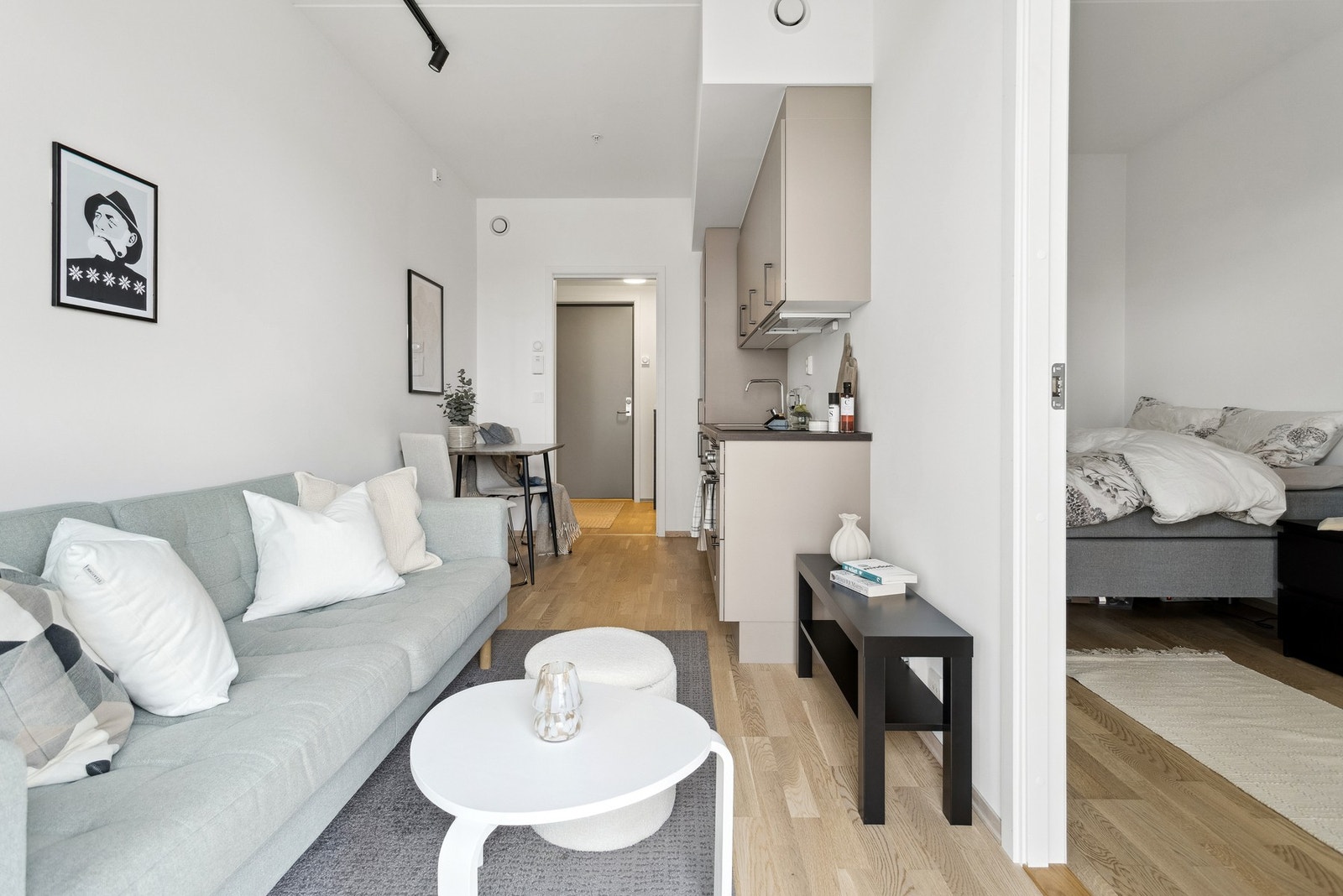 Leiligheten kan praktisk møbleres med både sofagruppe og spisegruppe. Galleribilde