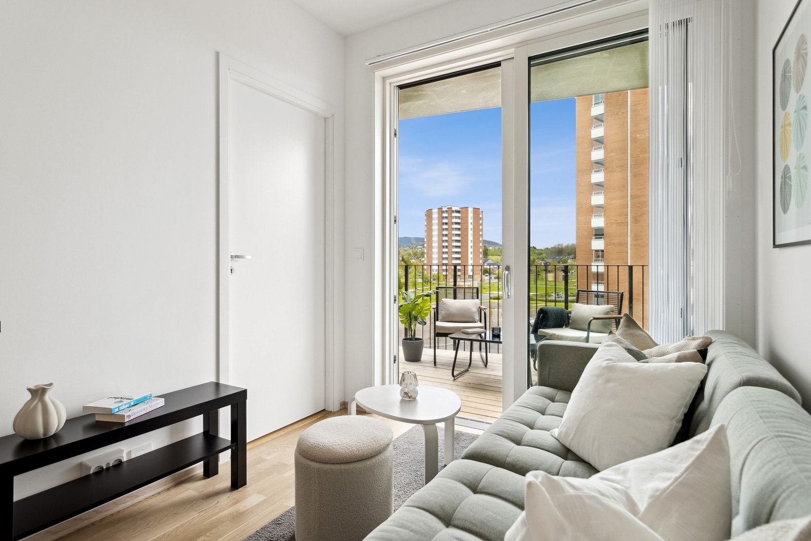 Store vindusflater som gir mye lys. Galleribilde