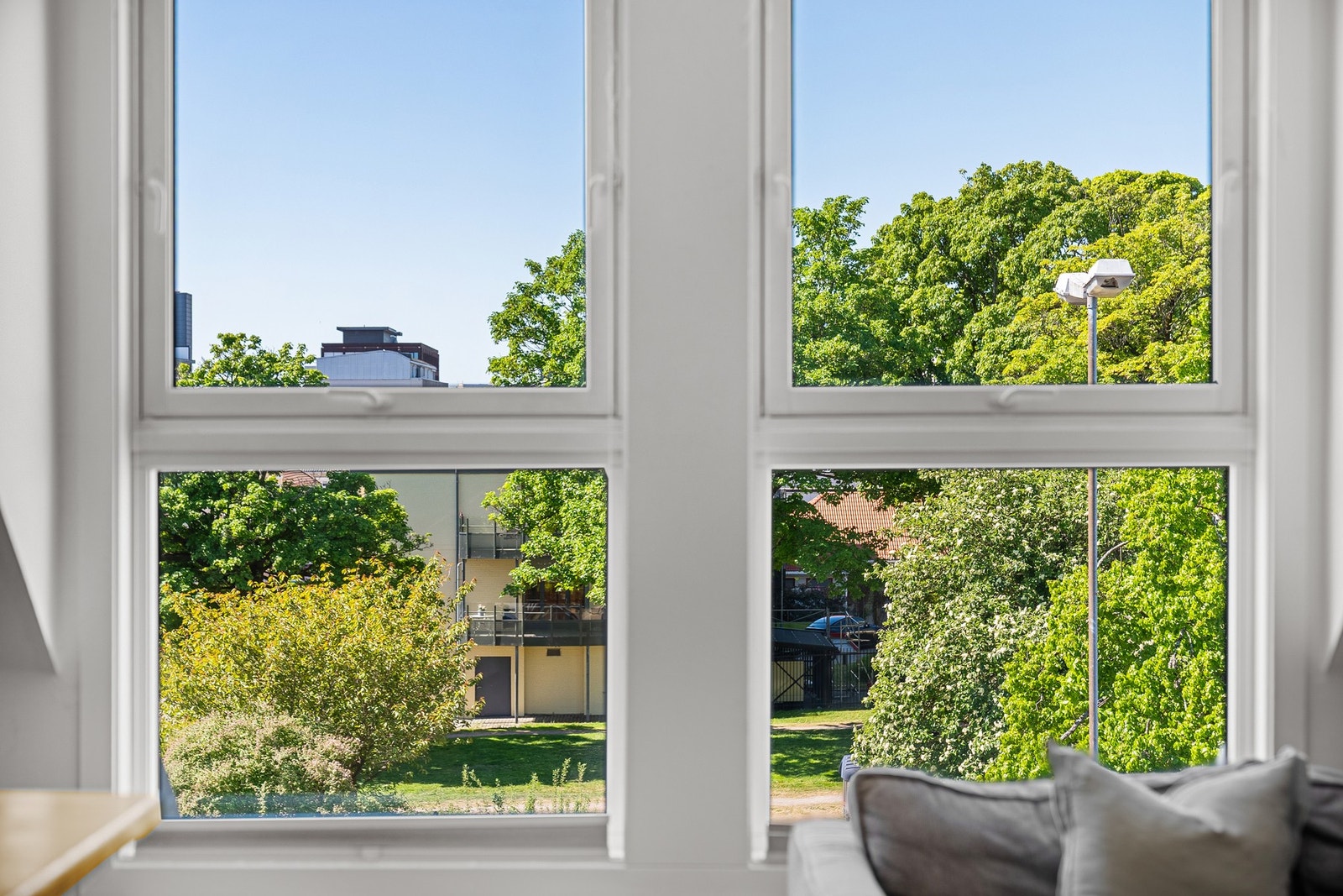 Utsikt fra stuevindu - hyggelig utsyn mot frodig park. Galleribilde