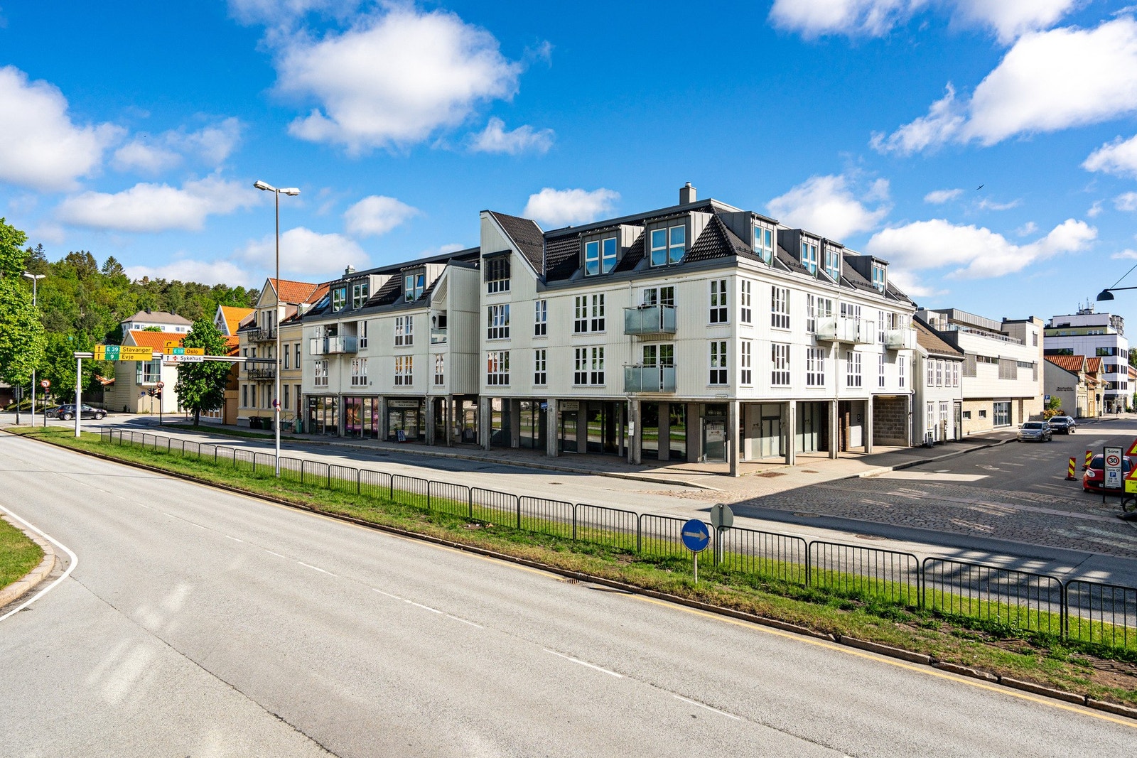 Leiligheten har en supersentral beliggenhet i Kvadraturen. Her har du gangavstand til alle byens fasiliteter og ikke minst nydelige turområder. Galleribilde