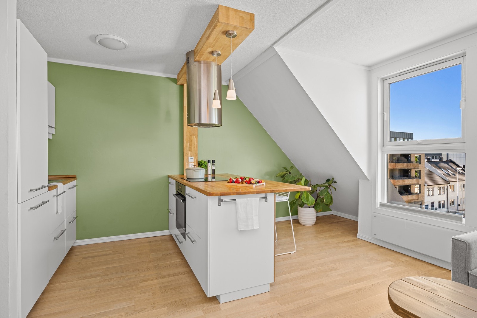 Delikat kjøkken fra ca. 2014. Tidløs innredning og praktisk utforming. Galleribilde