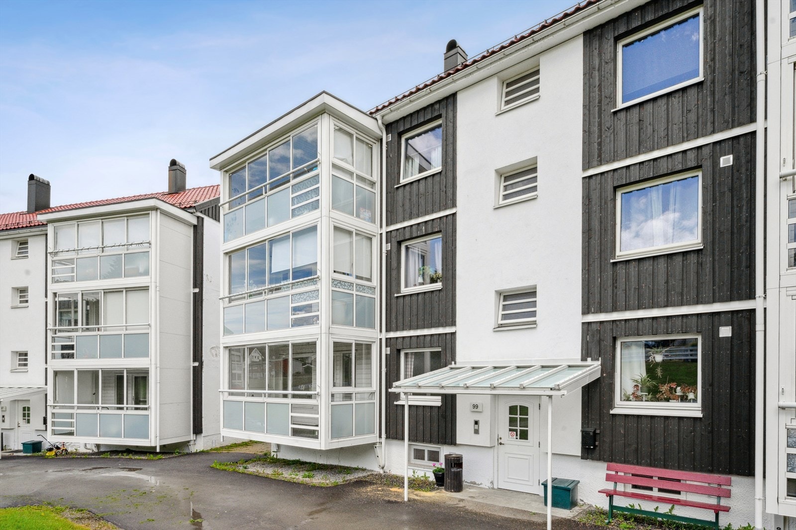 Leiligheten har en flott beliggenhet, med kort vei til barne- og ungdomsskole, nærbutikk og god offentlig kommunikasjon. Galleribilde