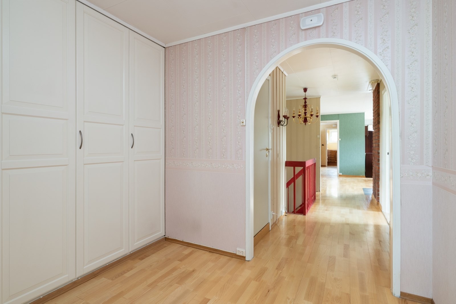 Boligens to soverom ligger i hovedetasjen, og i mellom soverommene er det en romslig gang innredet med plassbygde garderobeskaper. Galleribilde