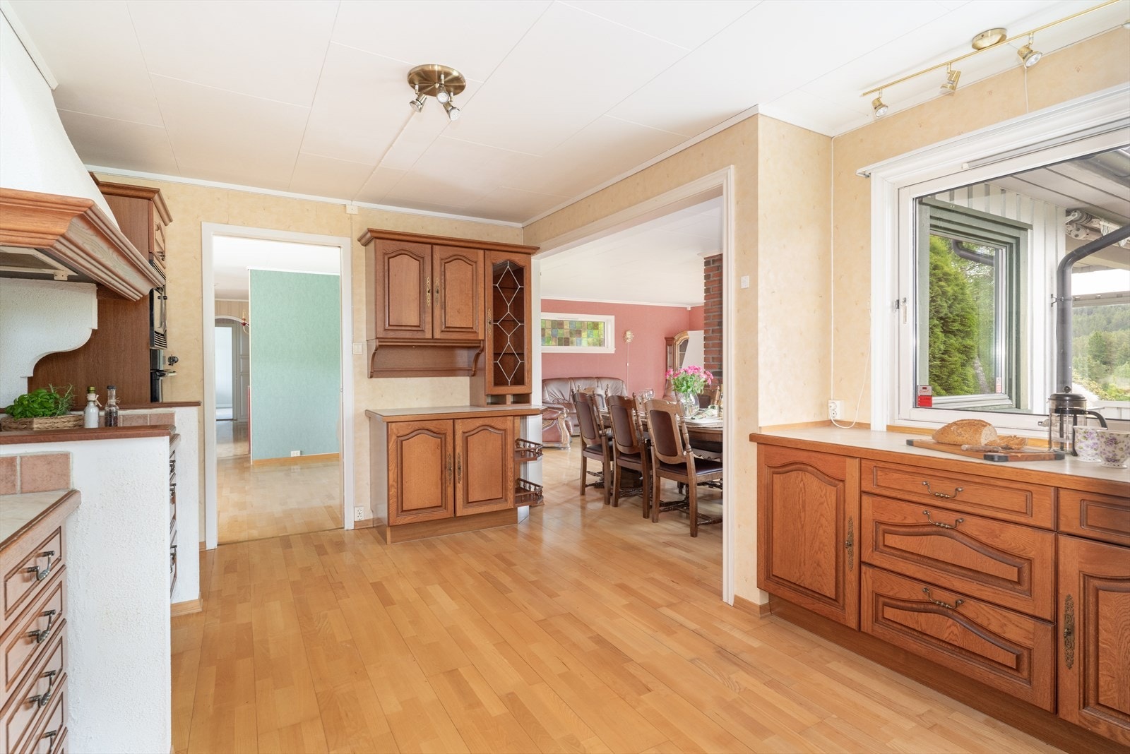 Kjøkkenet har en god størrelse med romslig innredning i flere seksjoner. Galleribilde