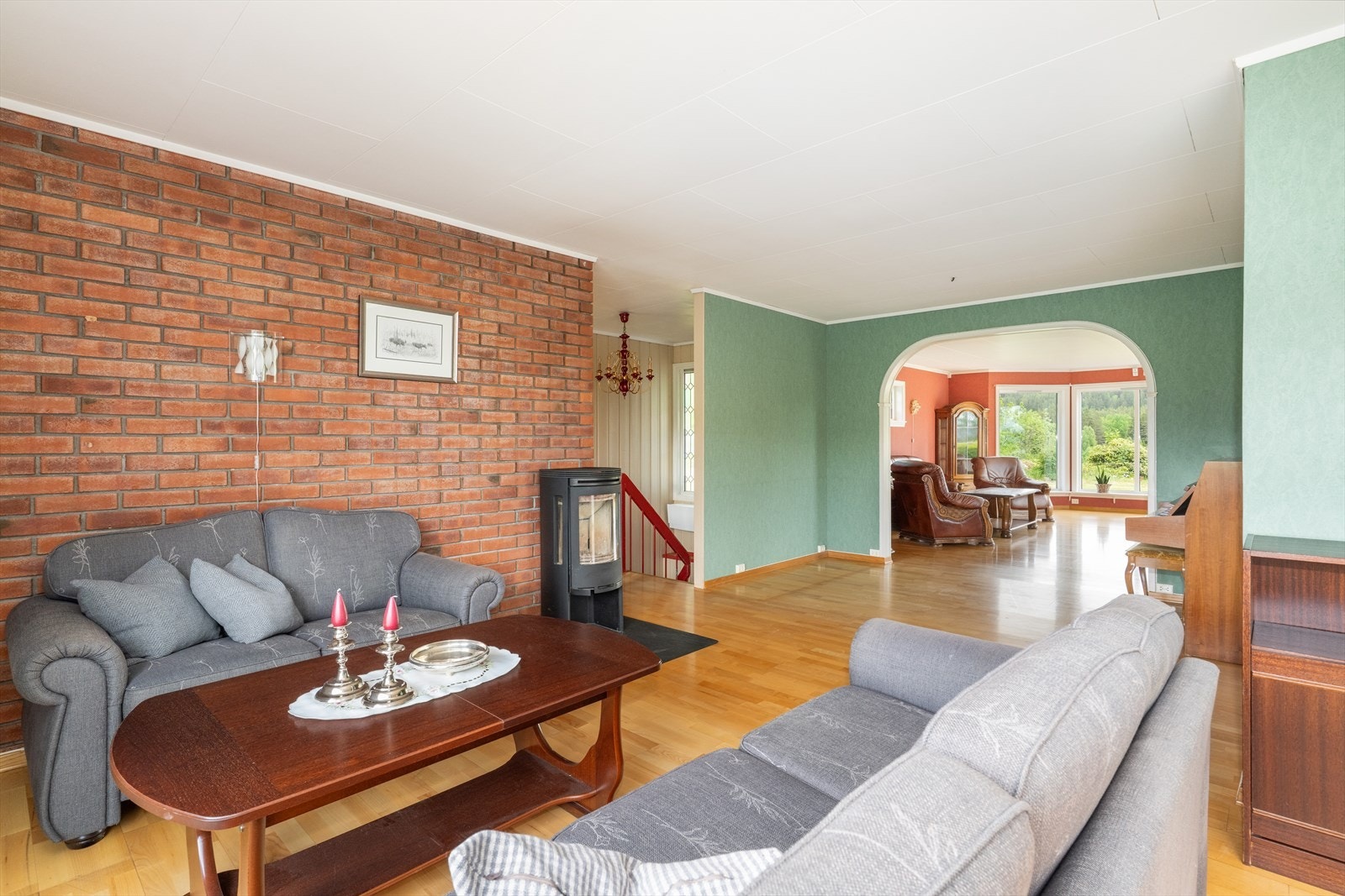 Kjøkkenet ligger meget praktisk til tilliggende stuen. Galleribilde