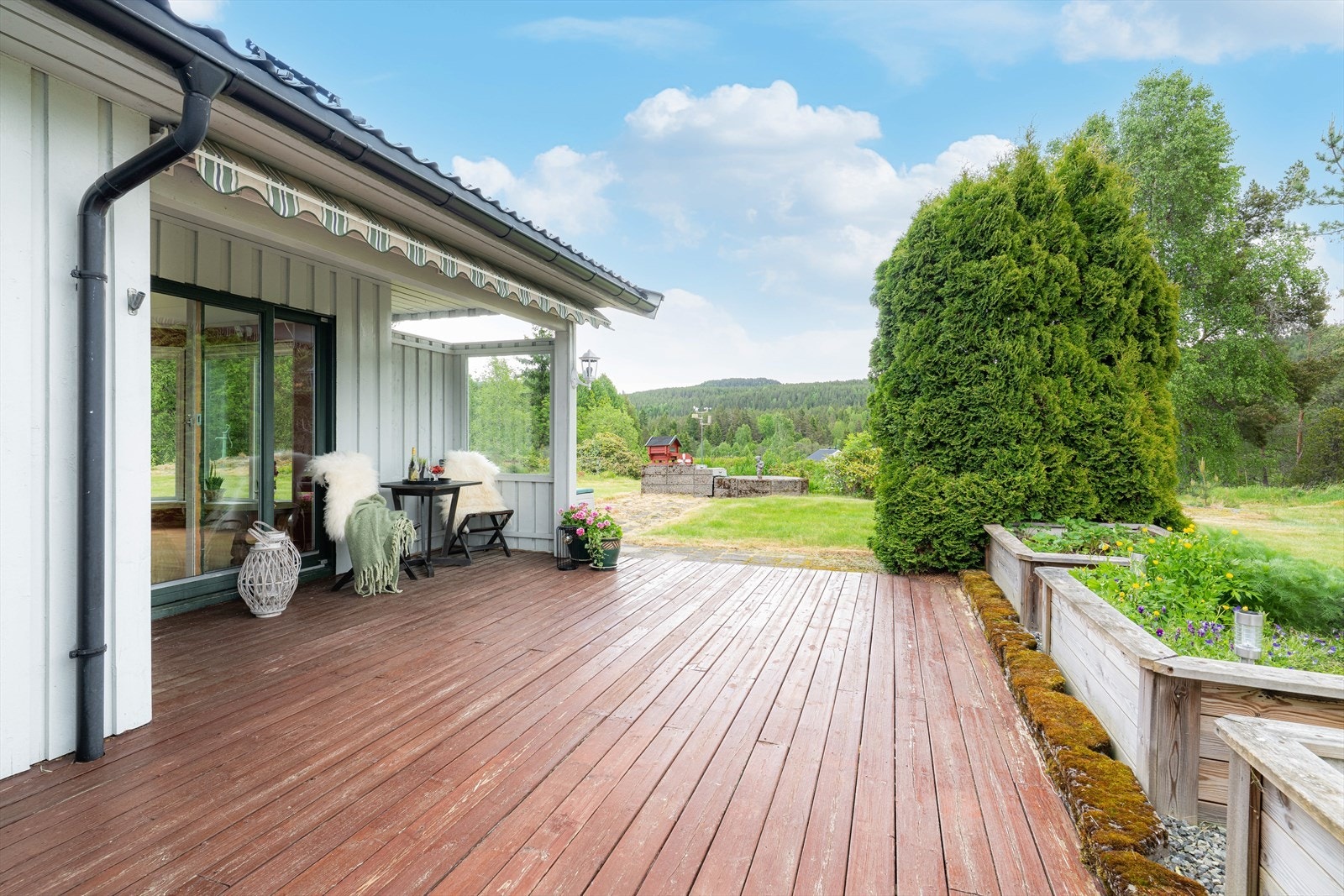 Boligen holder en normal god standard, dog med noe behov for oppussing og modernisering pga. alder og noe slitasje. Galleribilde