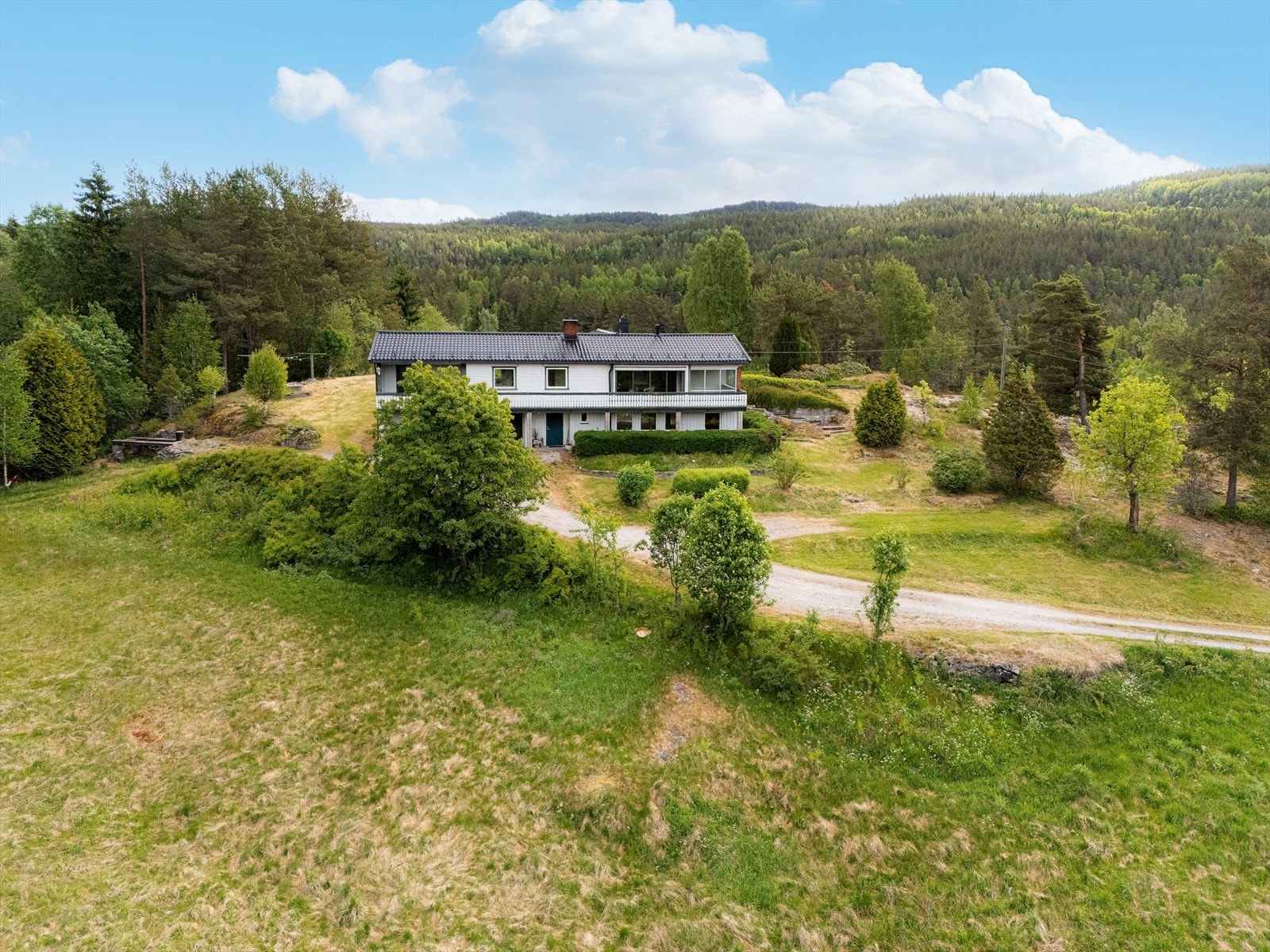 Nærområdet består av sjarmerende, spredt bebyggelse, flere gårdsbruk og flott kulturlandskap. Galleribilde