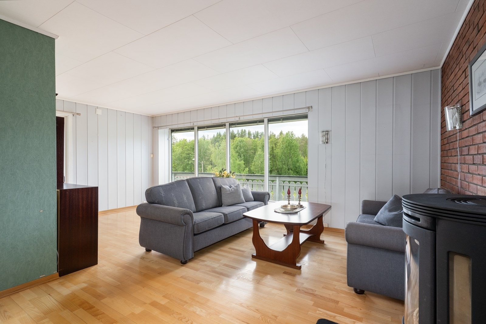 I andre enden av stuen er det tilkomst ut til den innglassede verandaen mot syd/vest. Galleribilde