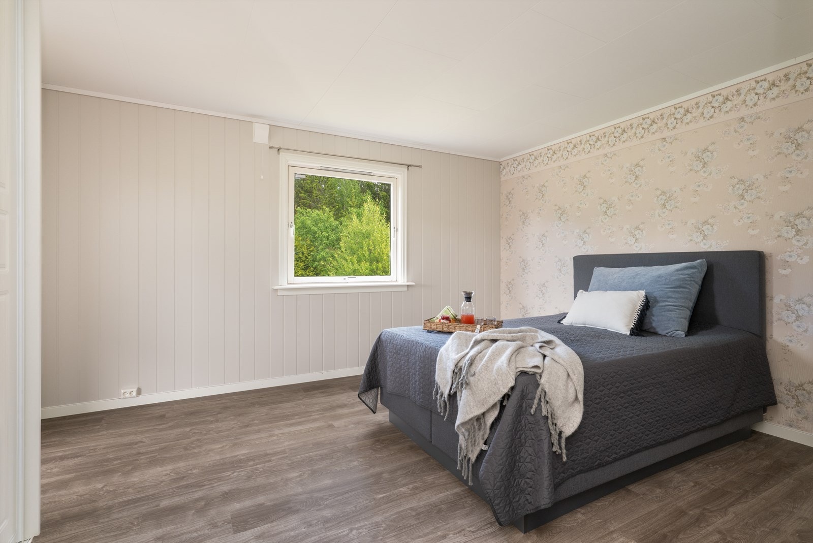 Hovedsoverommet er av svært god størrelse hvor det også er tilkomst ut til verandaen. Galleribilde