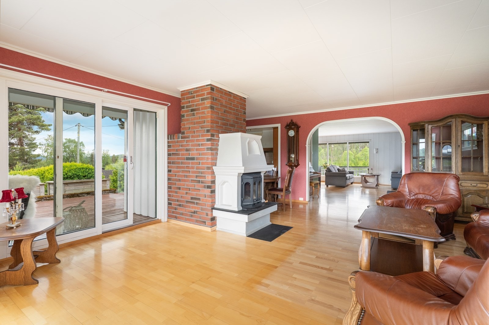 Stuen er tilbygget i senere tid, og gir gode møbleringsmuligheter hvor du kan etablere flere soner. Galleribilde