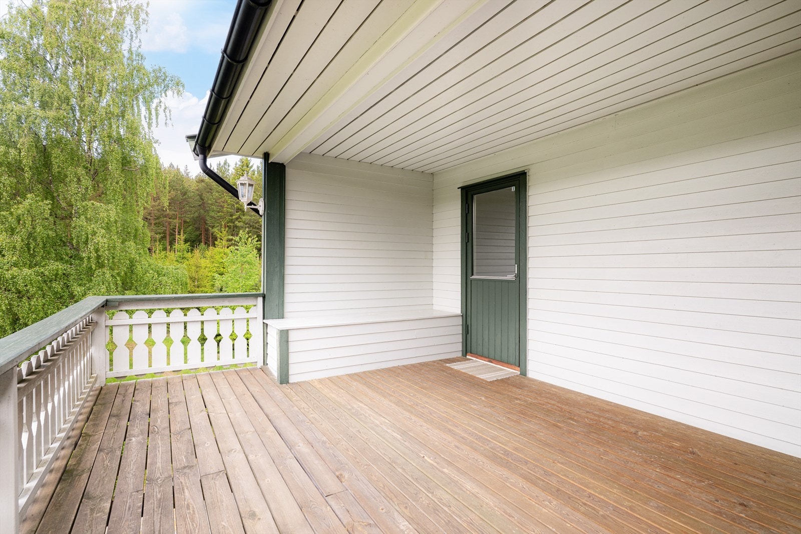 Inntrukket veranda med delvis takoverbygg hvor det er flott utsyn til naturen rundt. Galleribilde