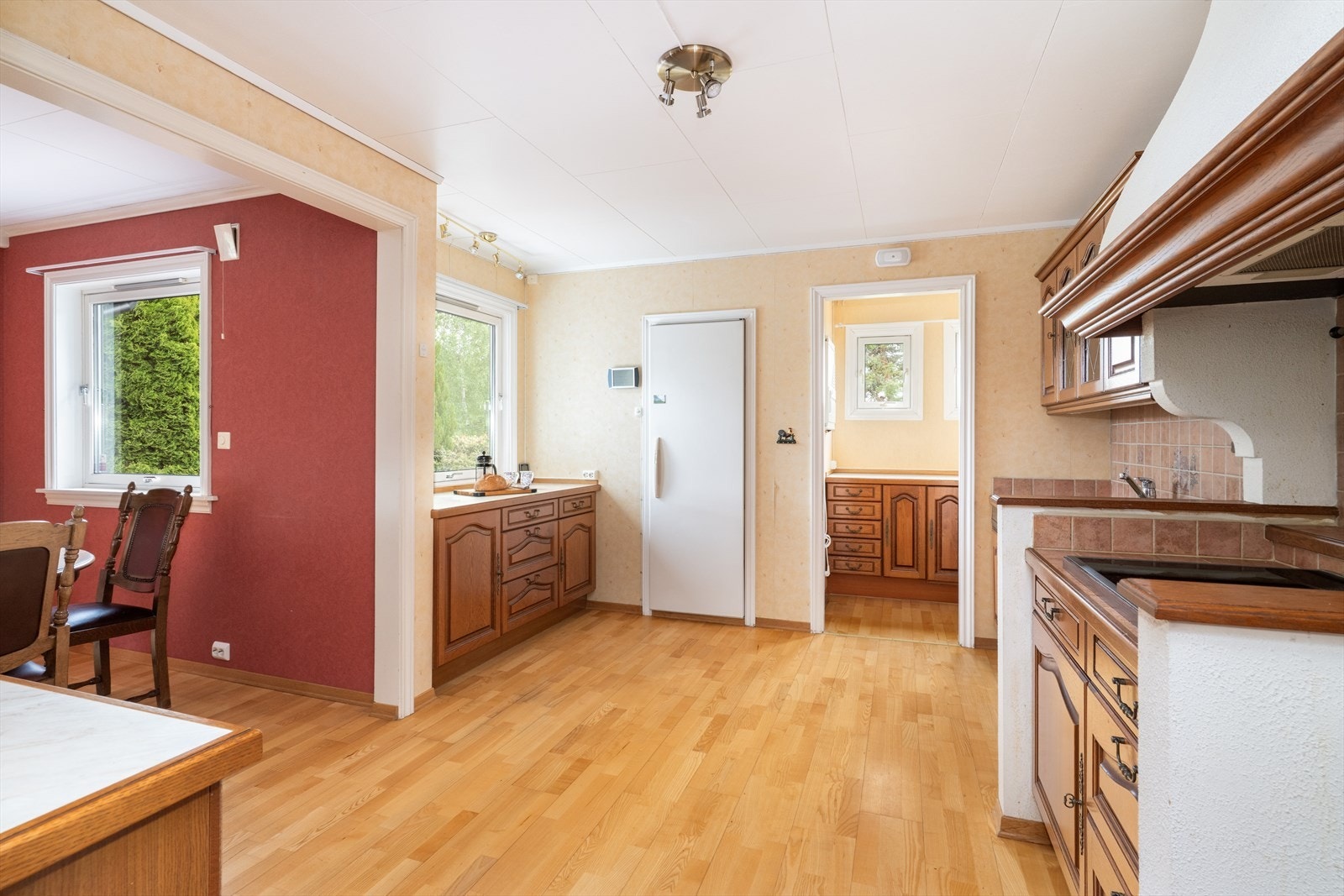 Tilliggende kjøkkenet er en tidligere bod innlemmet i kjøkkenet, hvor det også er satt inn tilsvarende kjøkkeninnredning. I tillegg er det tilkomst inn til et kjølerom (aggregat ute av drift). Galleribilde