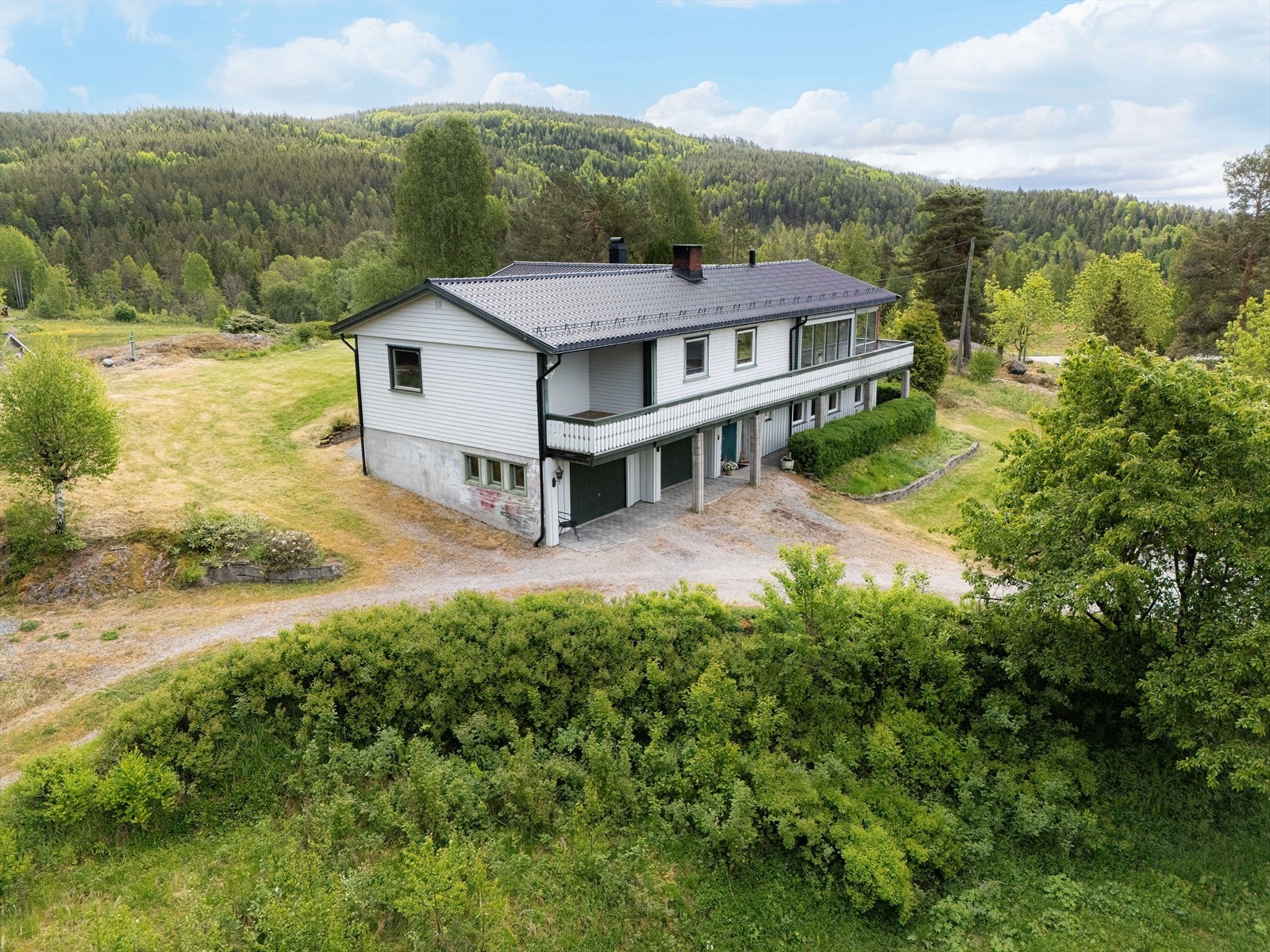 Boligen har privat vannkilde via grunnboret brønn og spetiktank med kommunal tømmeavtale. Galleribilde