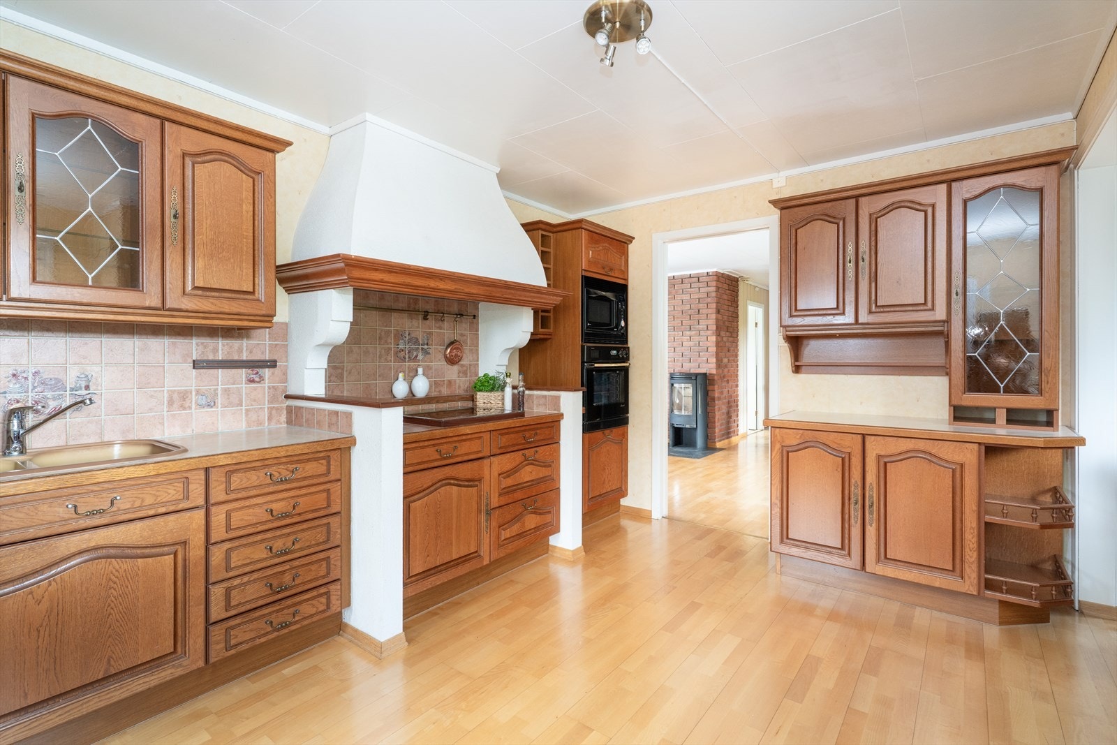 Innredningen er fra 1990-tallet med profilerte eikefronter og store arbeidsflater av laminerte benkeplater. Galleribilde