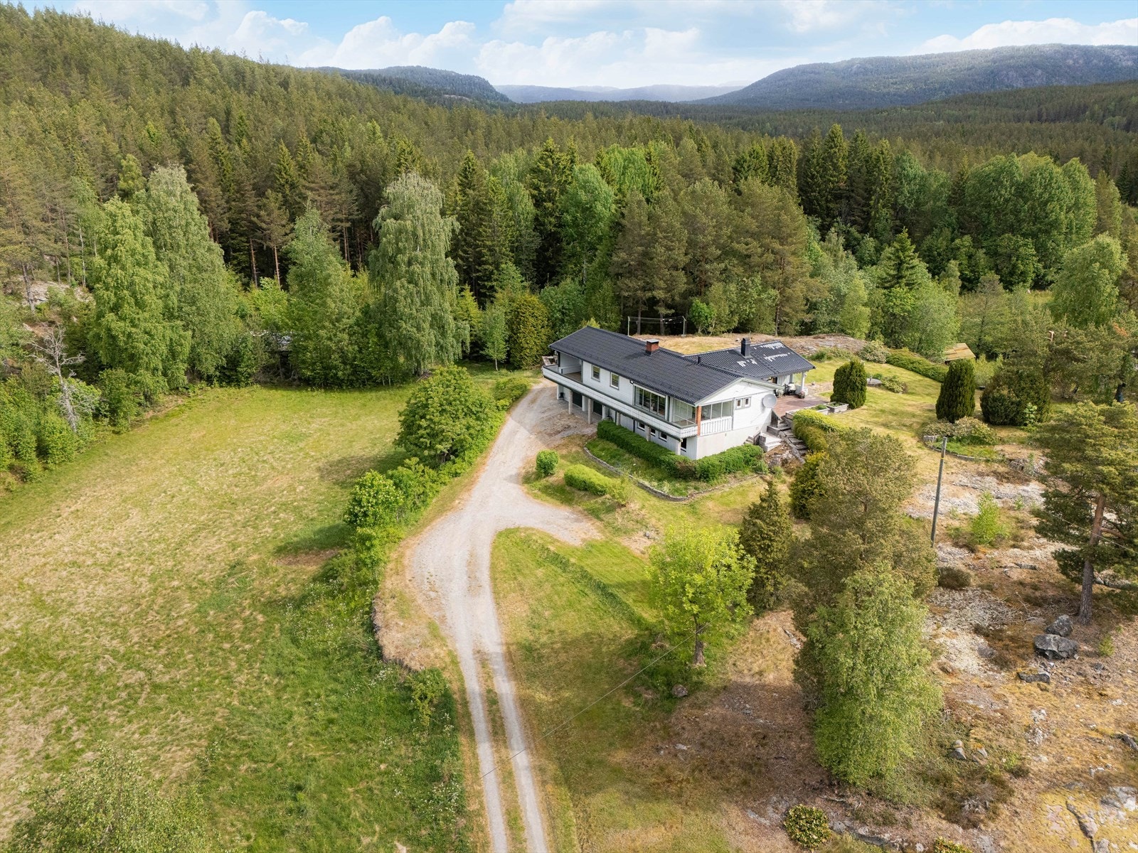 Boligen ligger svært barnevennlig til med en fin tomt for lek og aktivitet. Valebø sokner til Venstøp barneskole og Gjerpen ungdomsskole, hvor det går skolebuss to ganger om dagen. Galleribilde