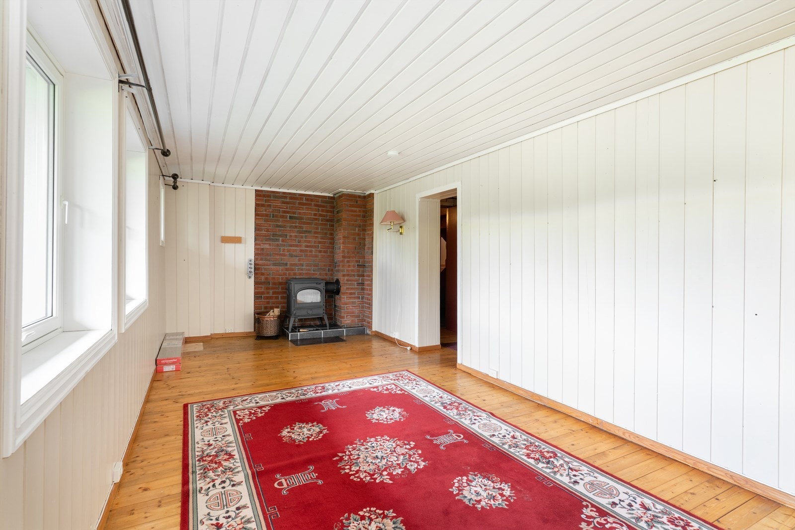 I boligens underetasje er det en lys kjellerstue hvor det er satt inn ny vedovn i ca. 2015. Rommet har heltregulv og hvitmalt panel på vegger og i himling. Galleribilde