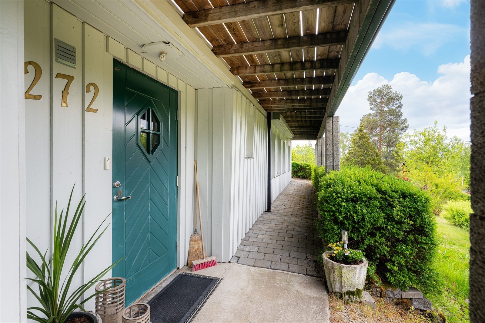 Boligen er bygget på i to omganger etter byggeår, som gir familievennlige planløsninger og romslige rom. Galleribilde