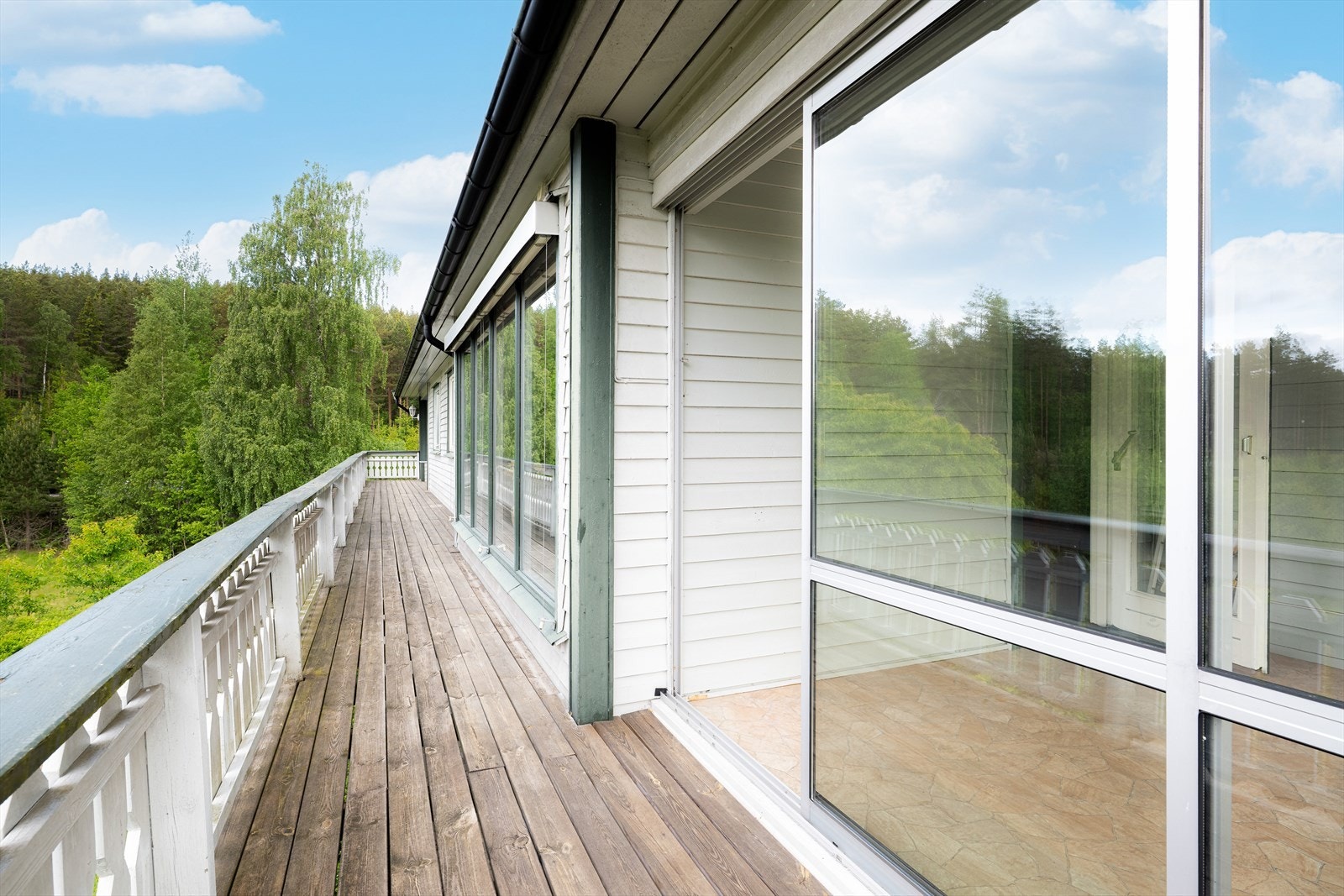 Her er det videre tilkomst til verandaen som strekker seg langs med hele boligens vestre side. Galleribilde