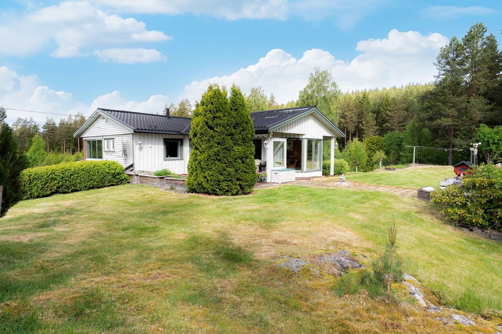 Romslig og velholdt enebolig i naturskjønne og landlige omgivelser i Ytre Valebø i Skien. Galleribilde