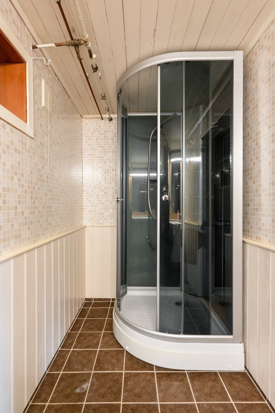 Rommet har baderomsmøblement med heldekkende, nedfelt servant og speilflate med belysning over. Samt dusjkabinett. Galleribilde