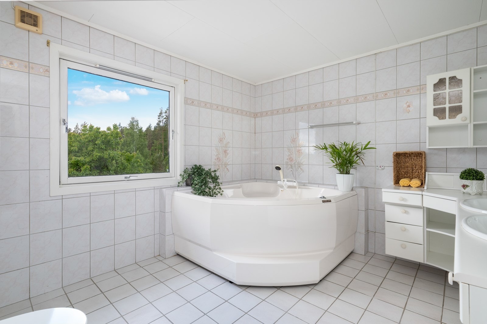 I hjørnet er det et hjørnebadekar og rommet har gulvmontert toalett. Galleribilde