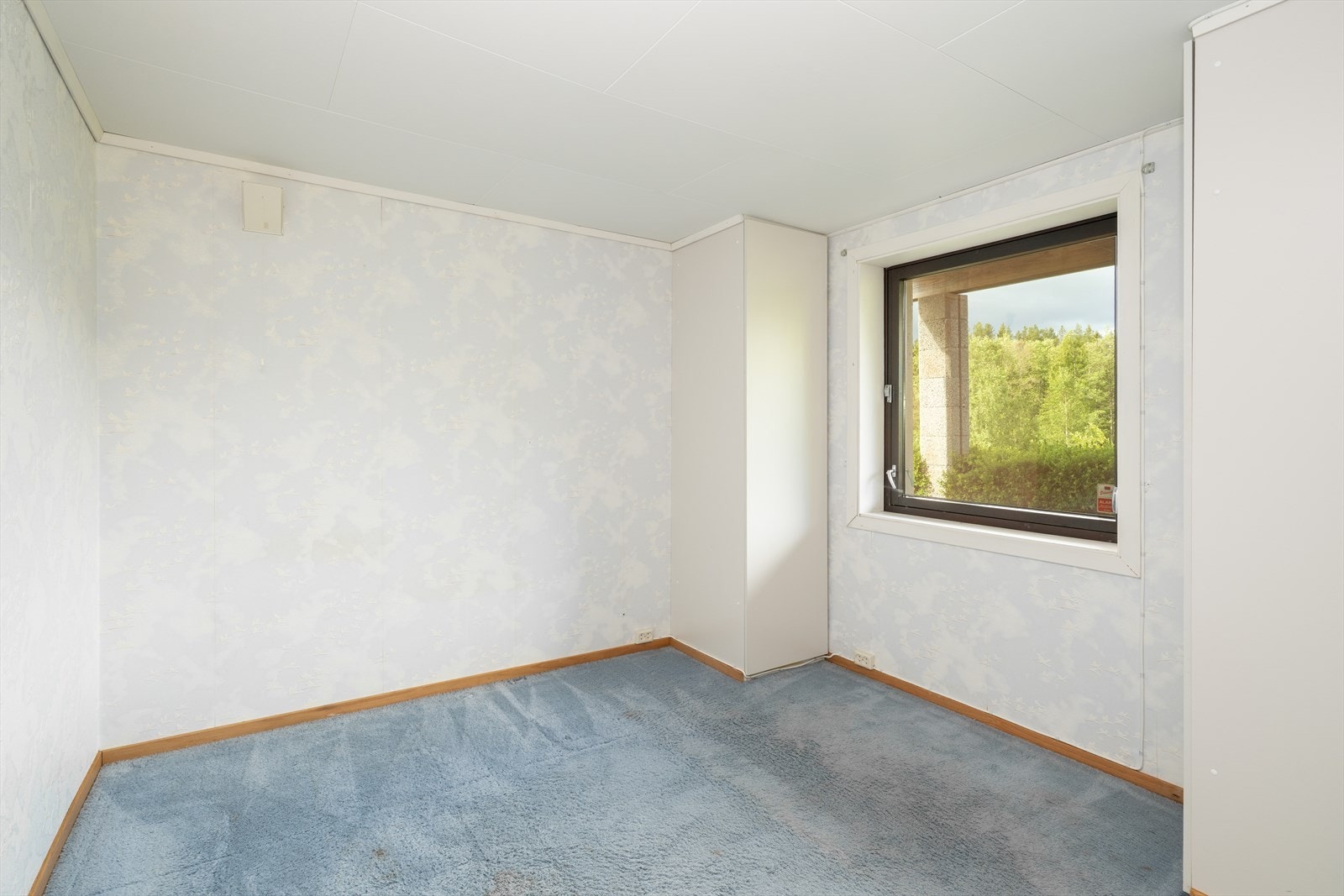 Tilliggende kjellerstuen er det et innredet rom. Rommet er innredet og omgjort i senere tid, og fremkommer ikke i bygningstegninger. Rommet er derfor ikke godkjent for varig opphold. Galleribilde