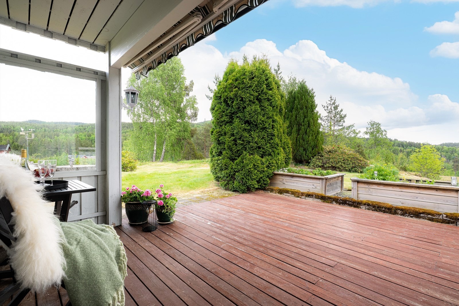 Boligen har flere uteplasser mot ulike himmelretninger hvor du kan nyte solfylte dager, svale skyggesider eller lune kvelder. Galleribilde