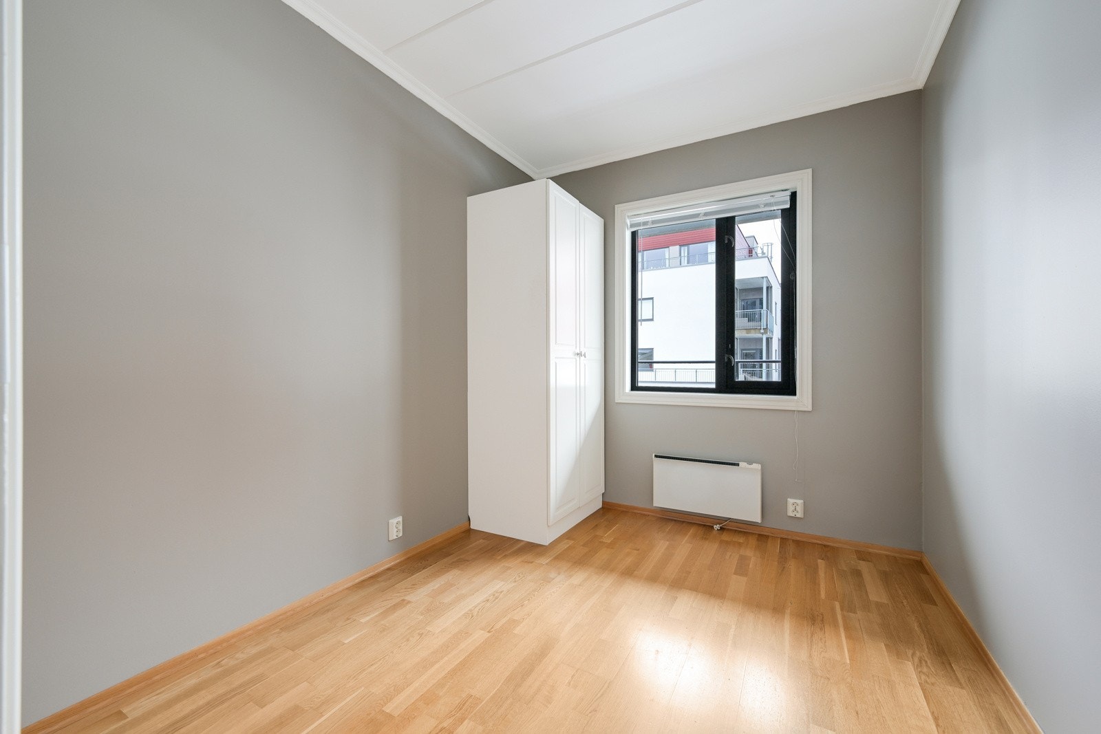 Soverom III - alle soverommene er nymalt og har eikeparkett Galleribilde