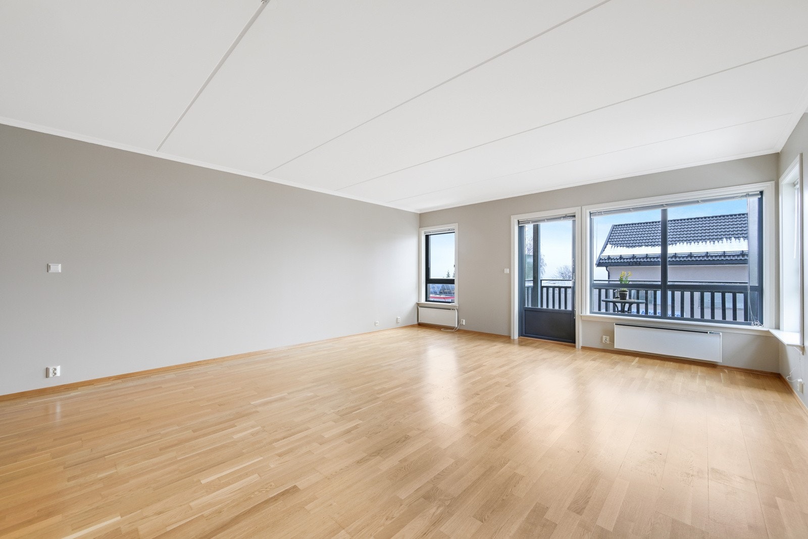 Stue med god plass for både spisestue og sofagruppe Galleribilde