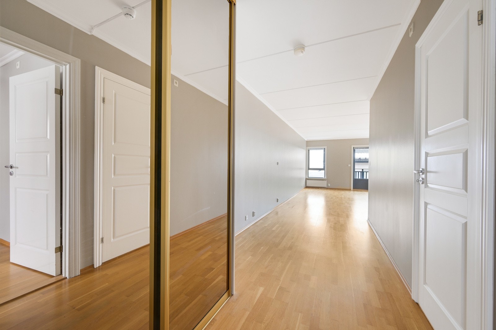 Entre med speil skyvedørsgarderobe og eikeparkett Galleribilde