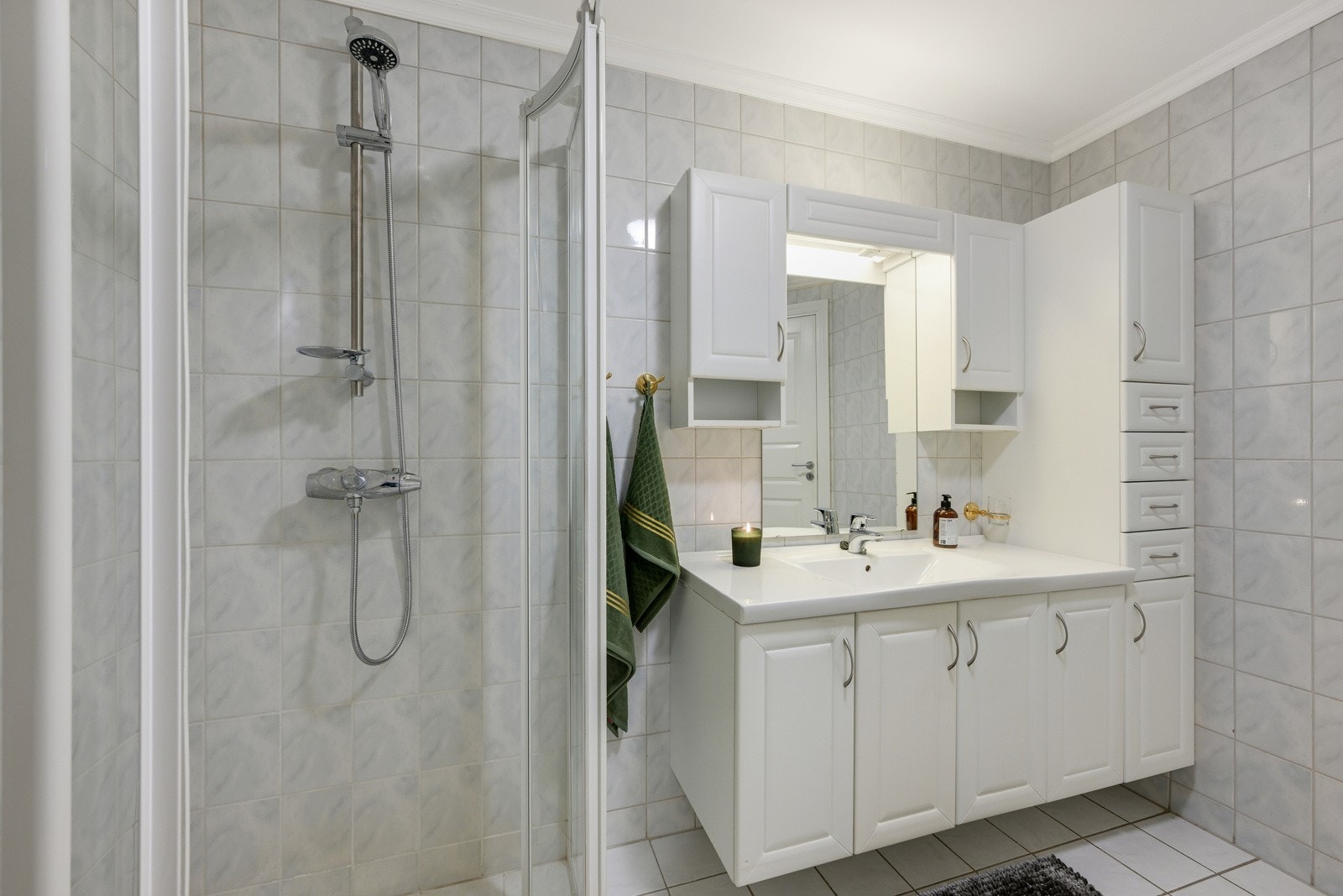 Badet har gulvvarme og godt med skapplass også her Galleribilde