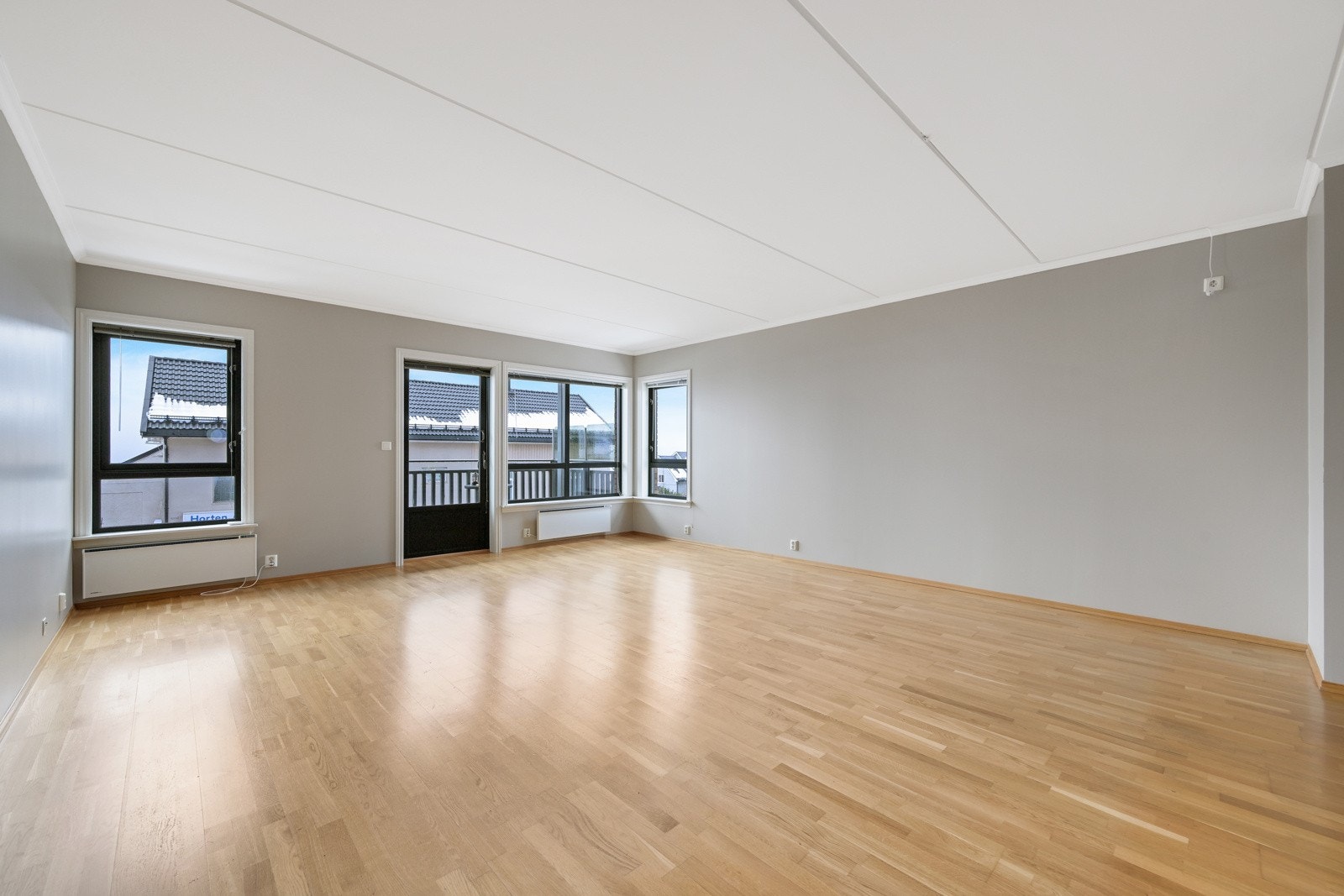 Romslig og nymalt stue med eikeparkett Galleribilde