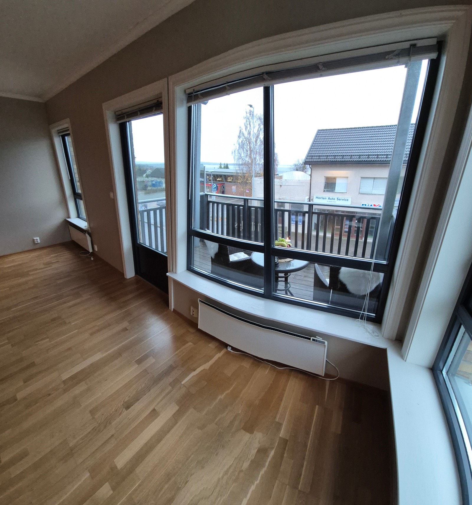 Store vindusflater i stua Galleribilde