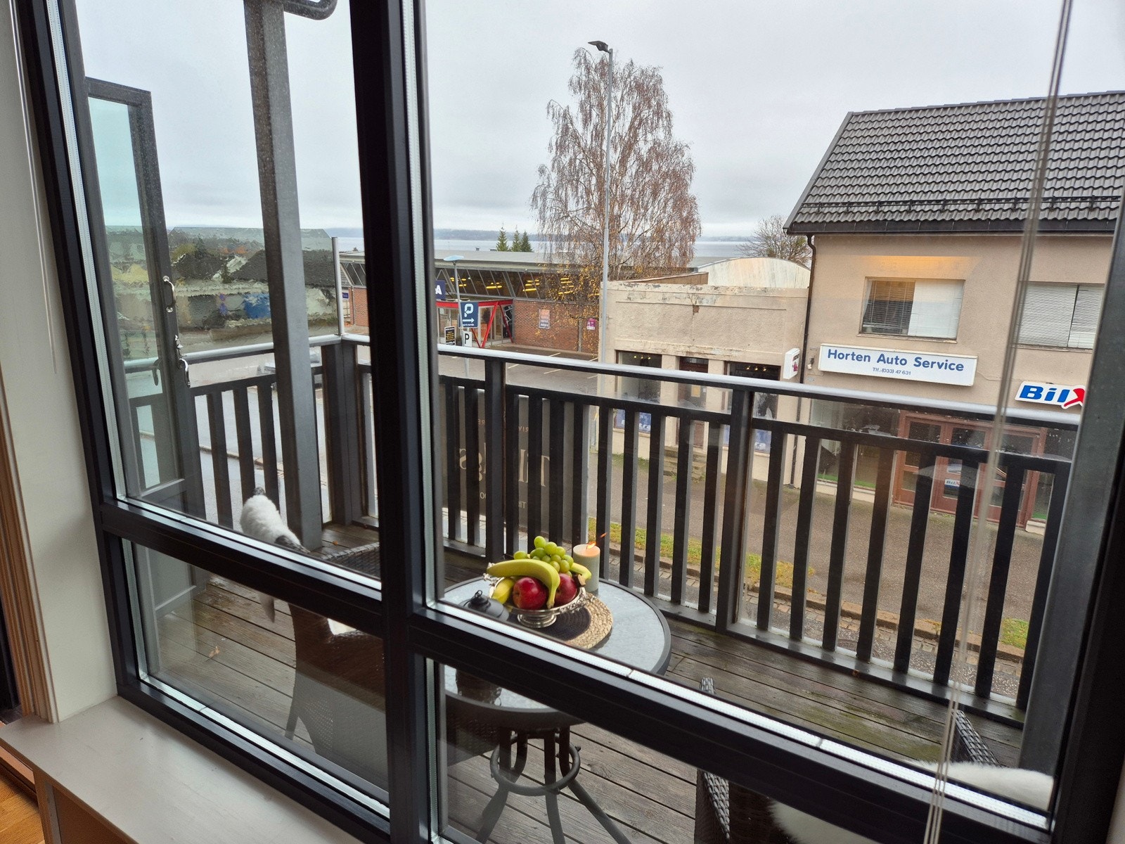 Her ser vi fra stuevinduet og ut mot balkongen mot syd/øst og litt av fjordutsikten Galleribilde