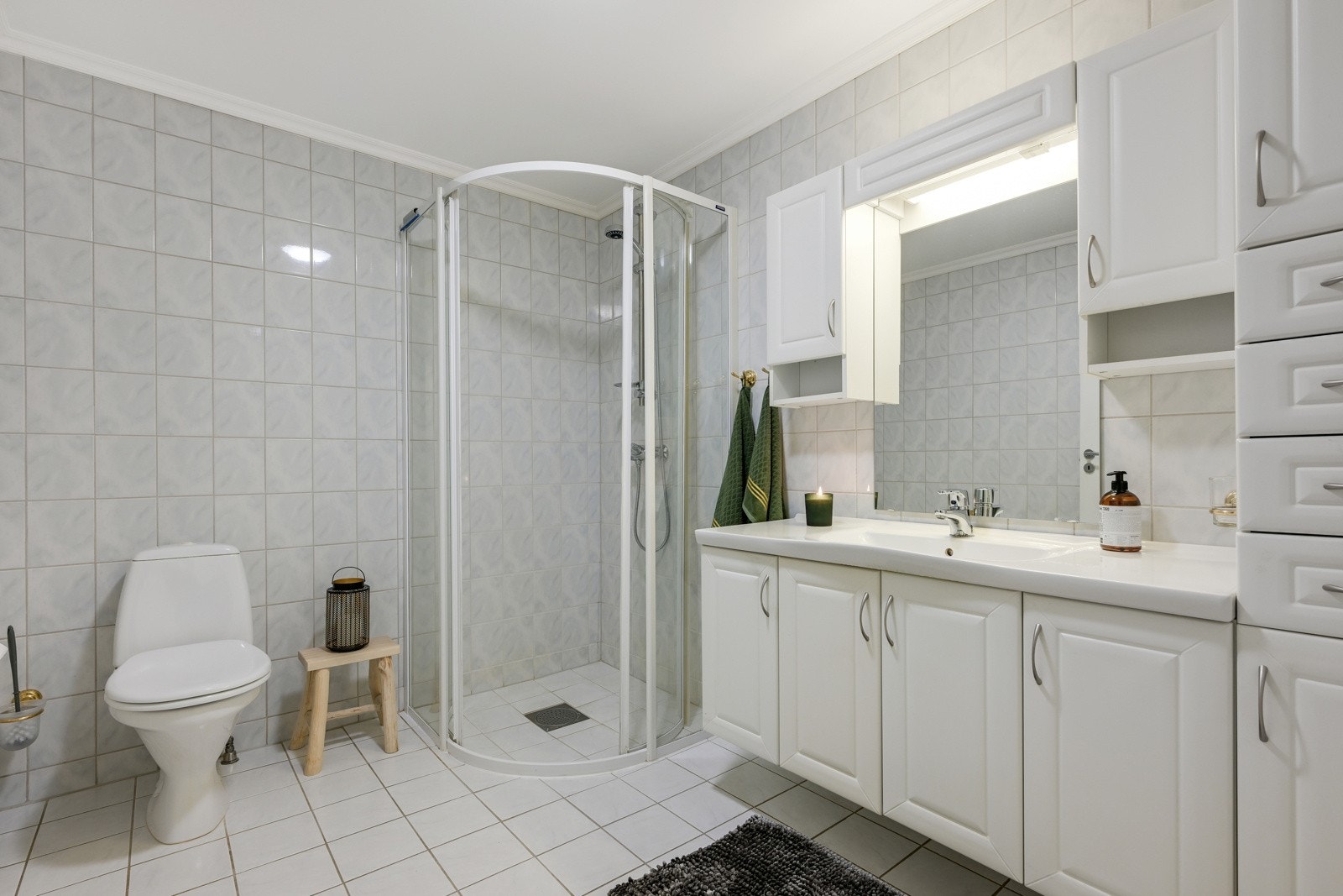 Rett ved siden av hovedsoverommet finner vi det romslige badet Galleribilde