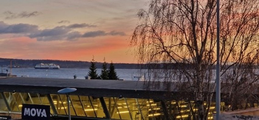 Vi avslutter med et vakkert soloppgangsbilde fra balkongen nå i november Galleribilde