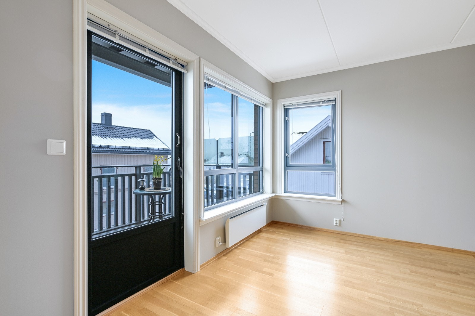 Store vindusflater i stua nesten fra gulv til tak og utgang til balkong mot øst Galleribilde