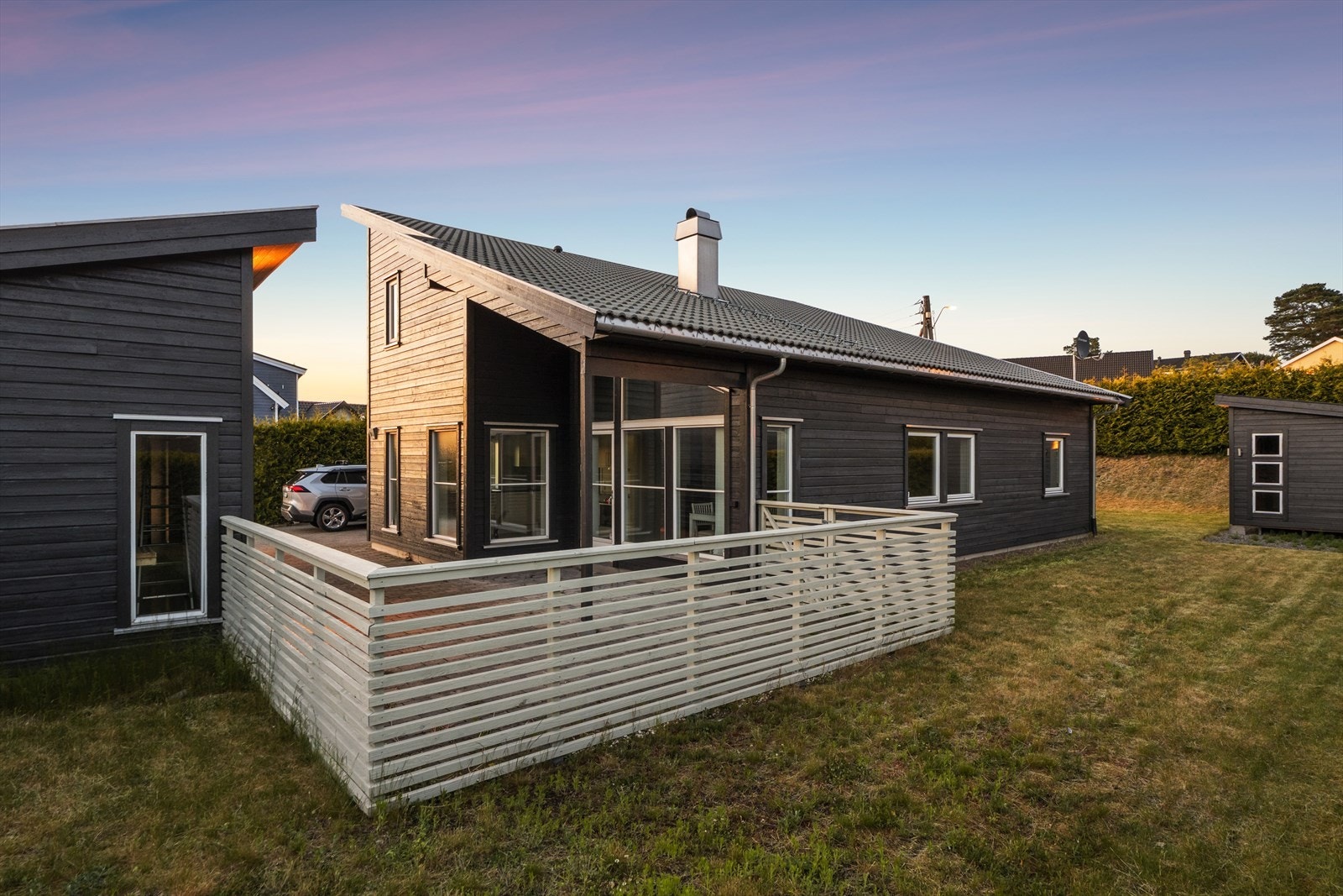 Eiendommen omfatter en enebolig fra 2013 som går over to plan. Galleribilde