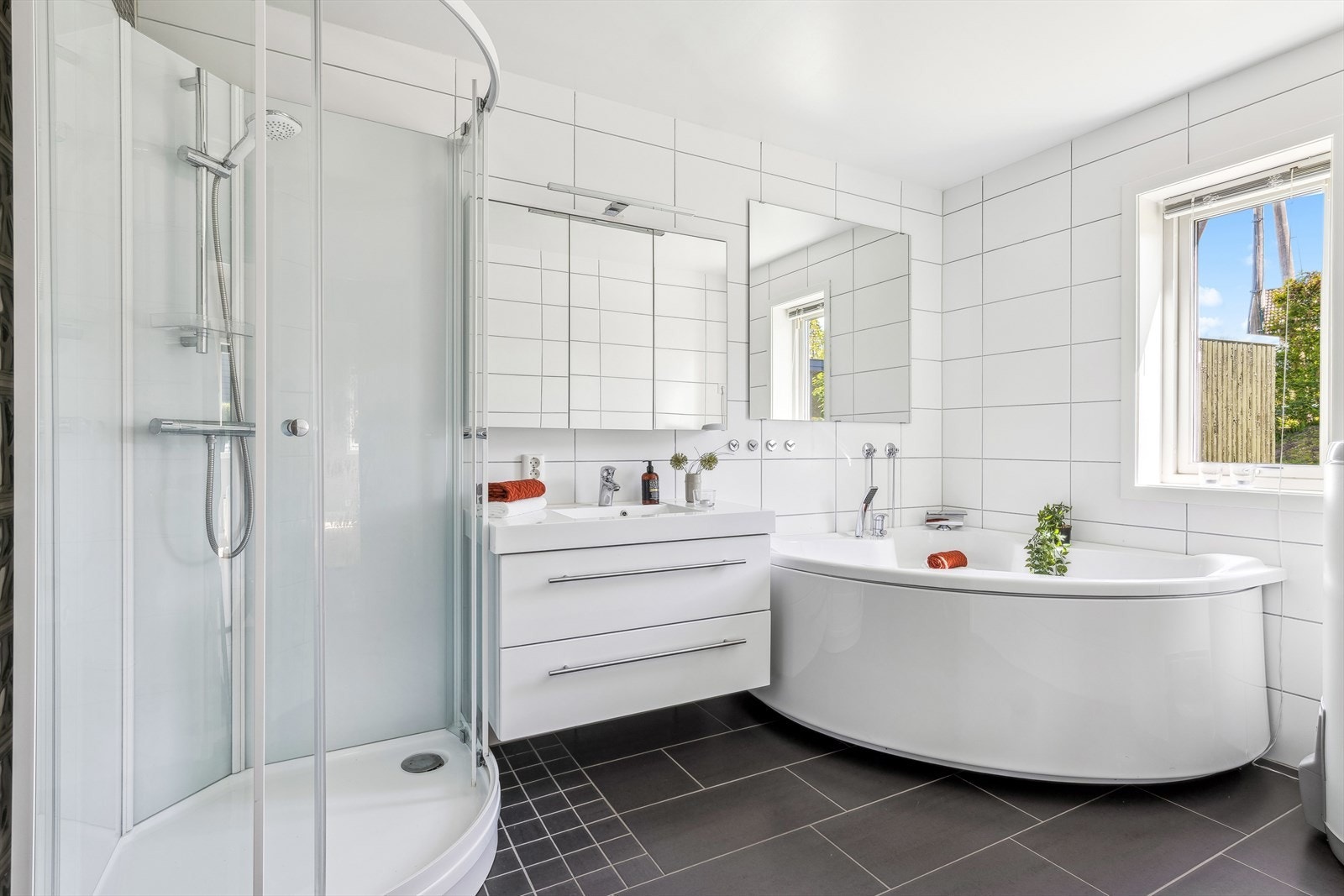 Pent flislagt bad med badekar og dusj. Galleribilde