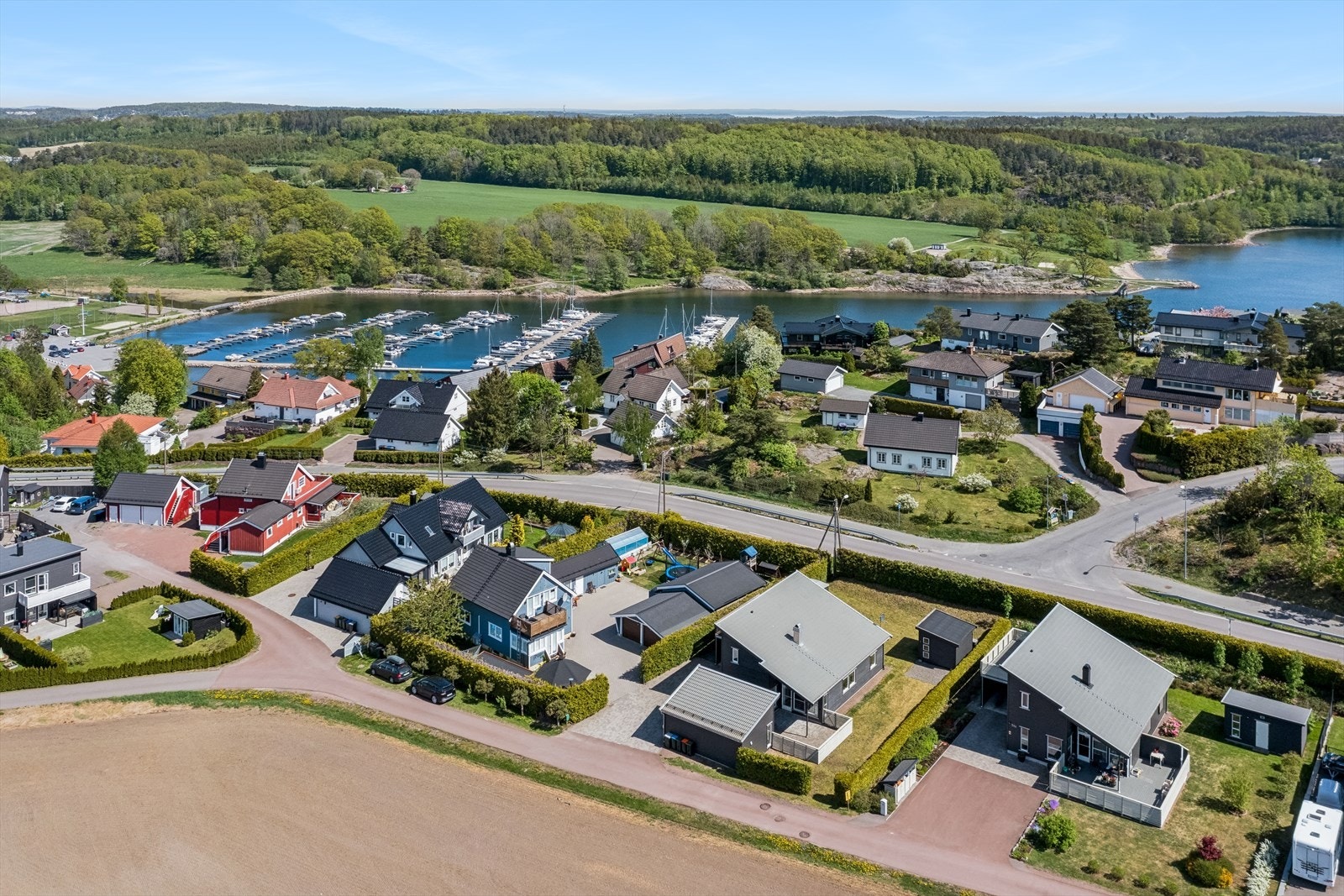 Det er gangavstand ned til Melsomvik, småbåthavnen på Solnes og flotte badeplasser og strand på Storevar. Galleribilde