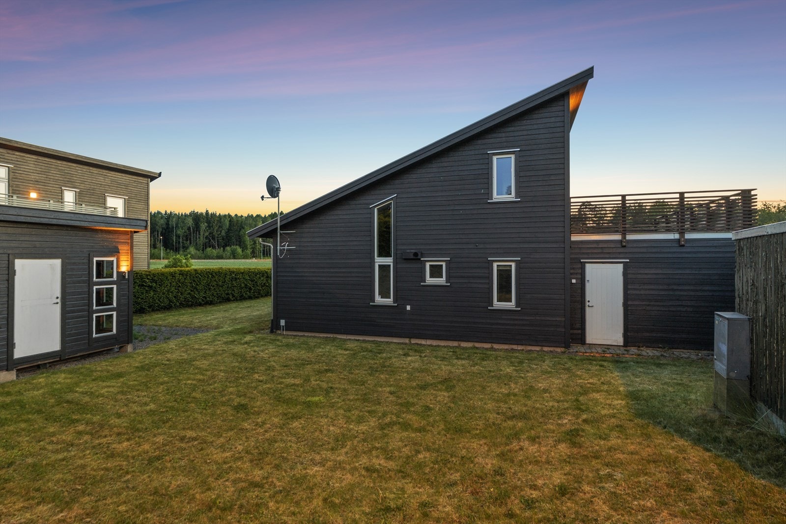 Eiendommen består av en enebolig med isolert garasje og boder. Galleribilde