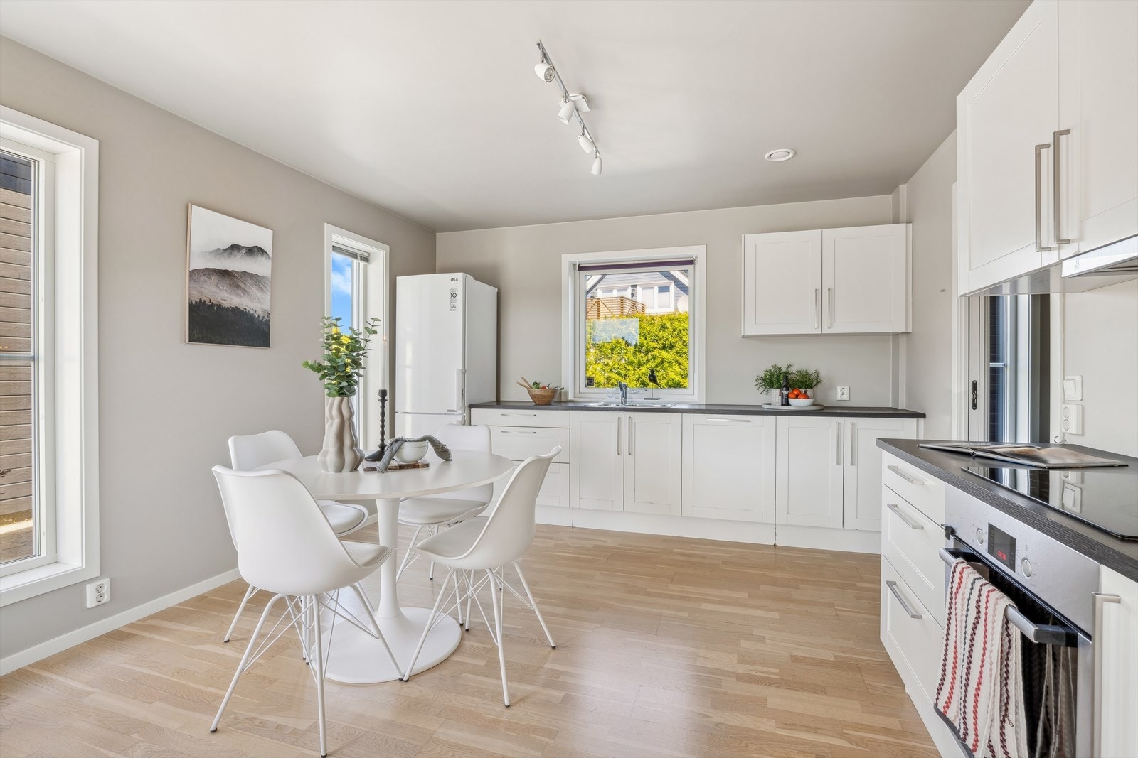 Godt med skap- og benkeplass. Galleribilde