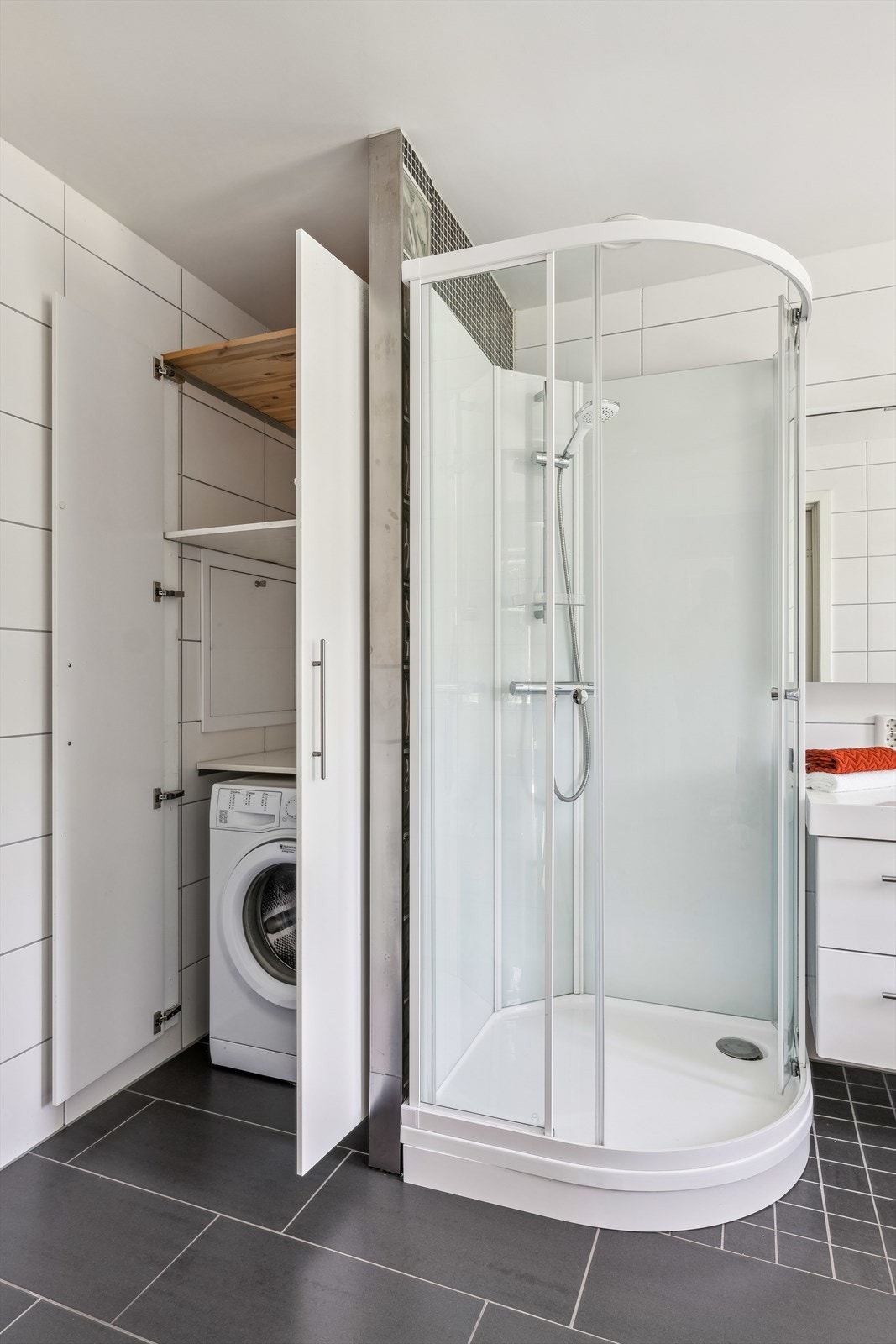 Her er vaskemaskin skjult i skapet. Galleribilde