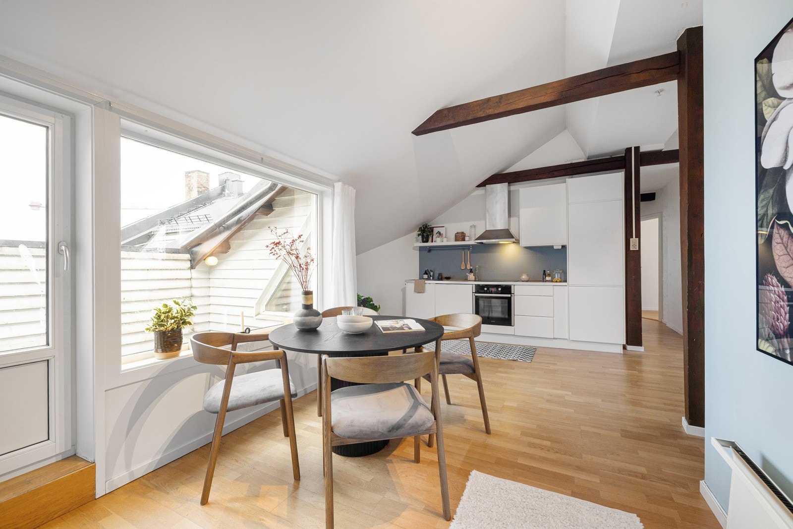 Luftig og åpen stue med gode møbleringsmuligheter. Galleribilde