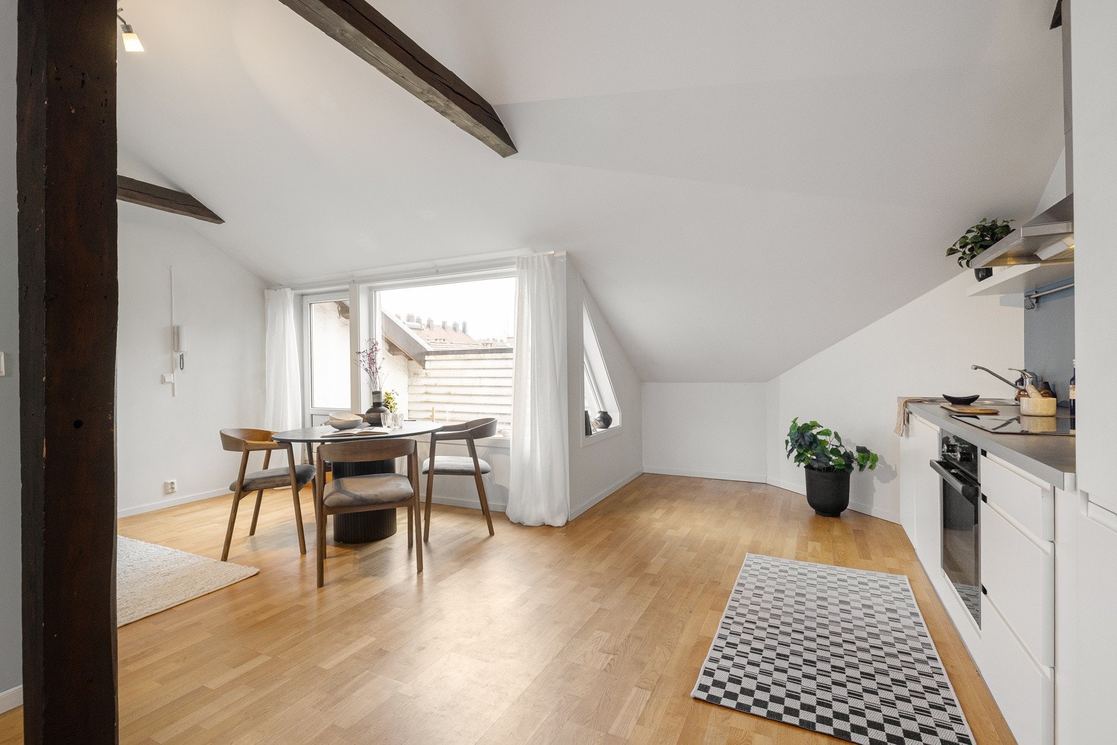 Store vindusflater som gir godt med lysinnslipp, og skaper en god atmosfære. Galleribilde