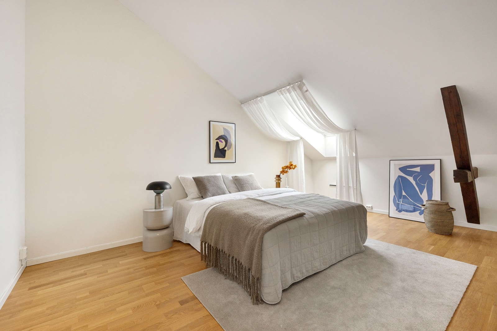 Hovedsoverommet er romslig og har plass til stor dobbeltseng, nattbord og kommode. Galleribilde