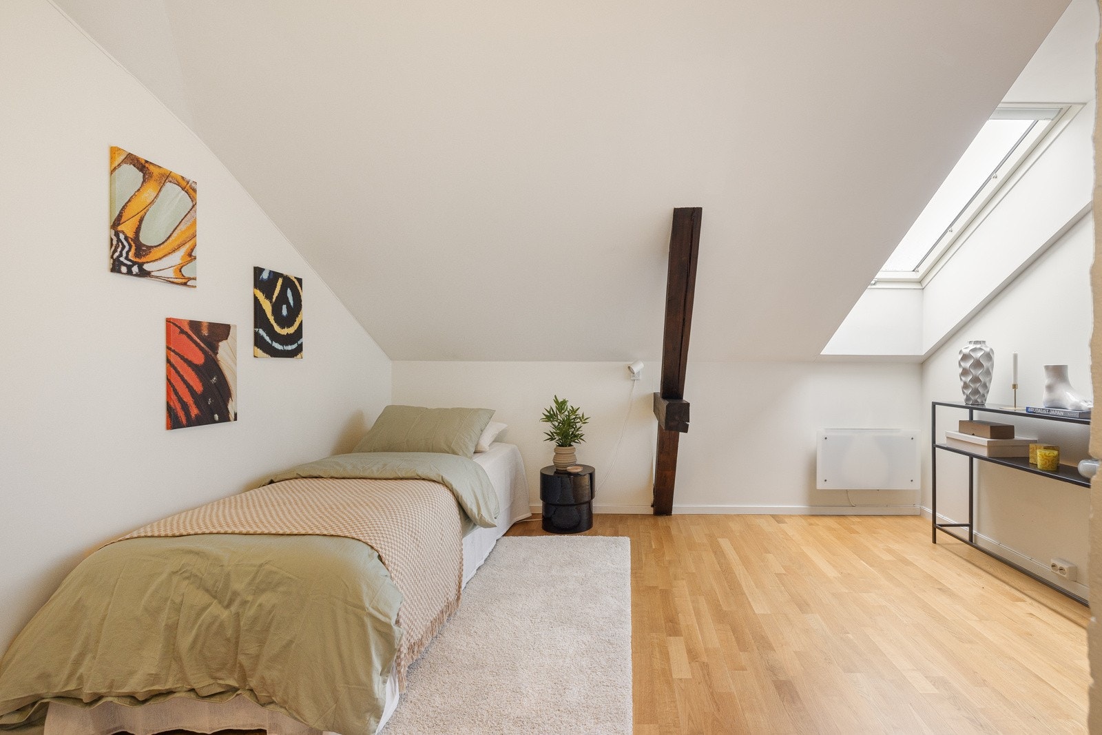 Soverom II er også av god størrelse, med plass til dobbeltseng, nattbord og garderobeskap. Galleribilde