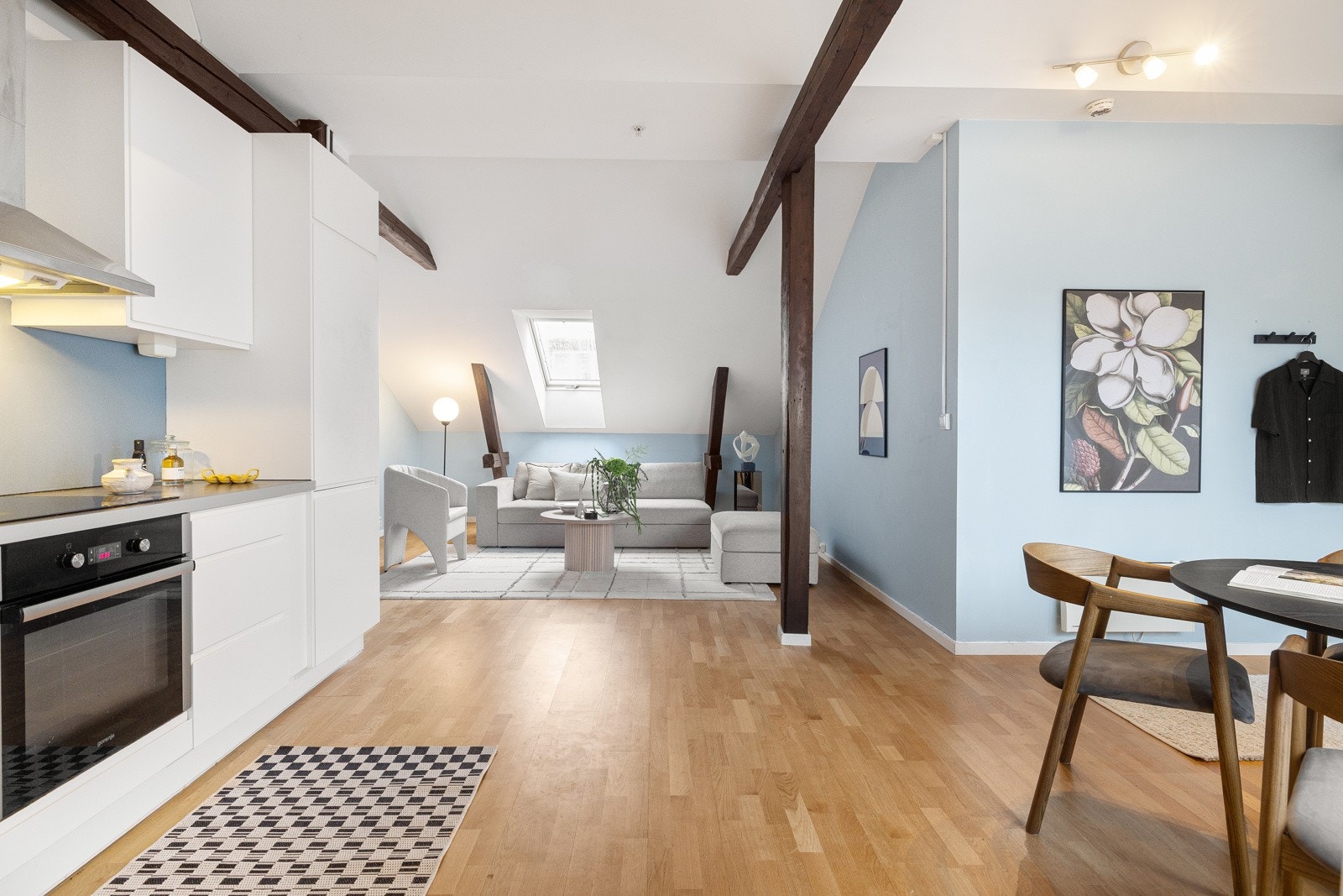 Velkommen til Thereses gate 20 B - Her har vi gleden av å presentere en Innholdsrik 3- roms loftsleilighet på Bolteløkka/ Bislett. Galleribilde