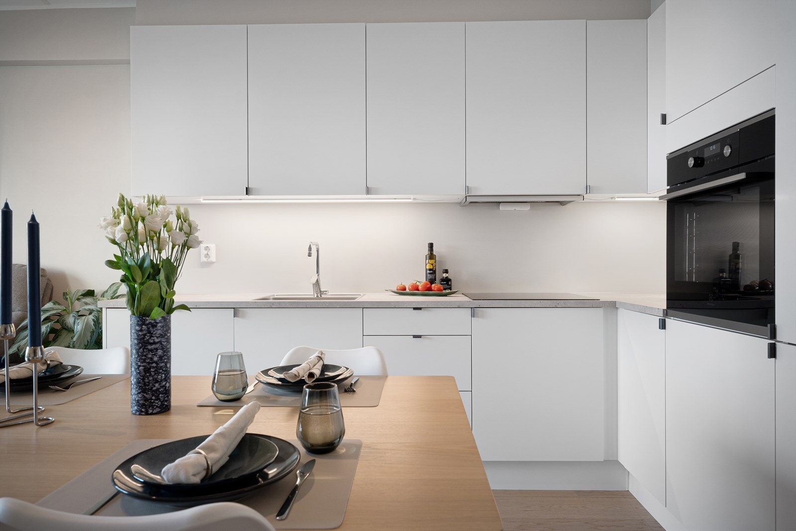 Her har du rikelig med både skap- og benkeplass. Galleribilde